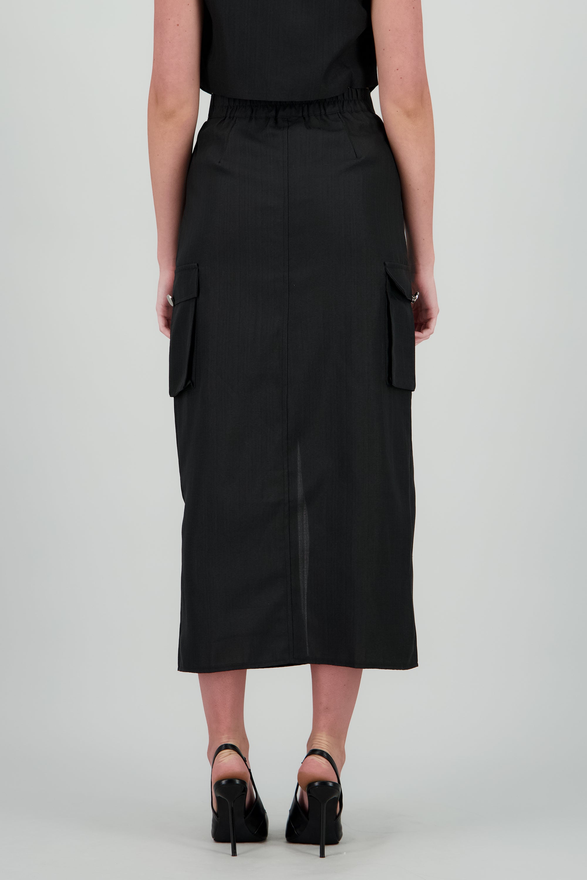 Falda midi con abertura detalle bolsas cargo NEGRO