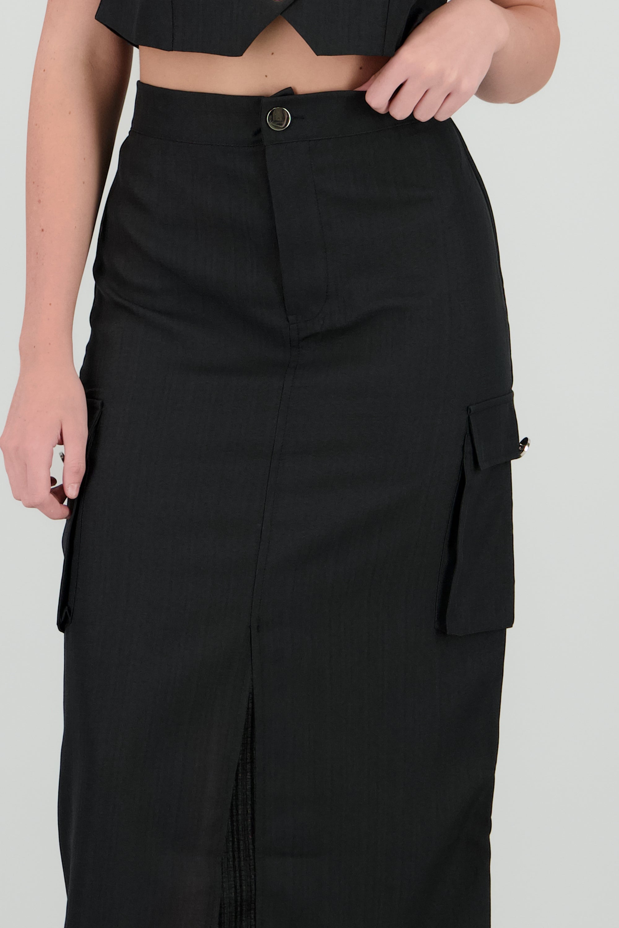 Falda midi con abertura detalle bolsas cargo NEGRO