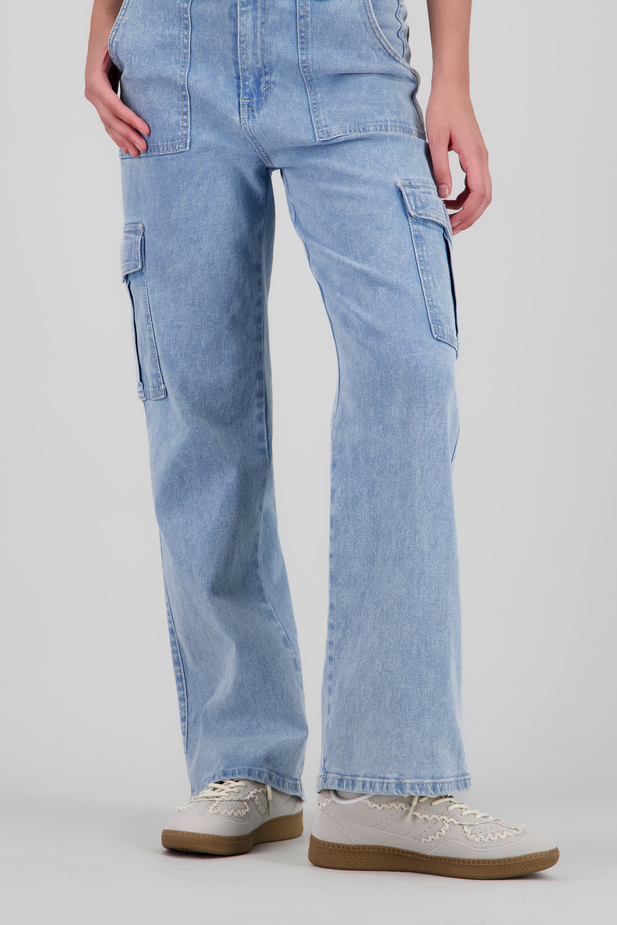 Tenis durazno detalle encaje GRIS CLARO