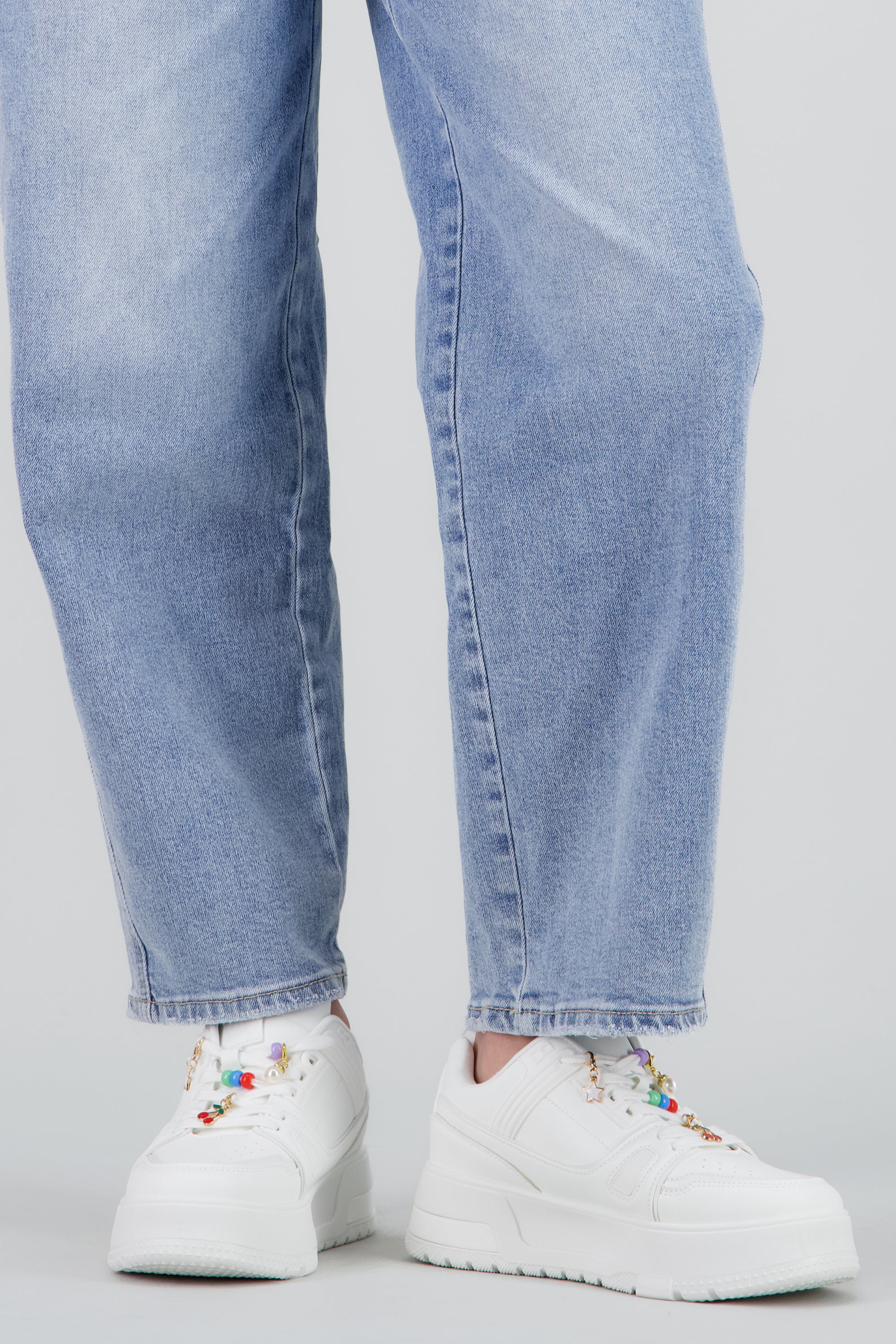 Tenis plataforma charms BLANCO COMBO