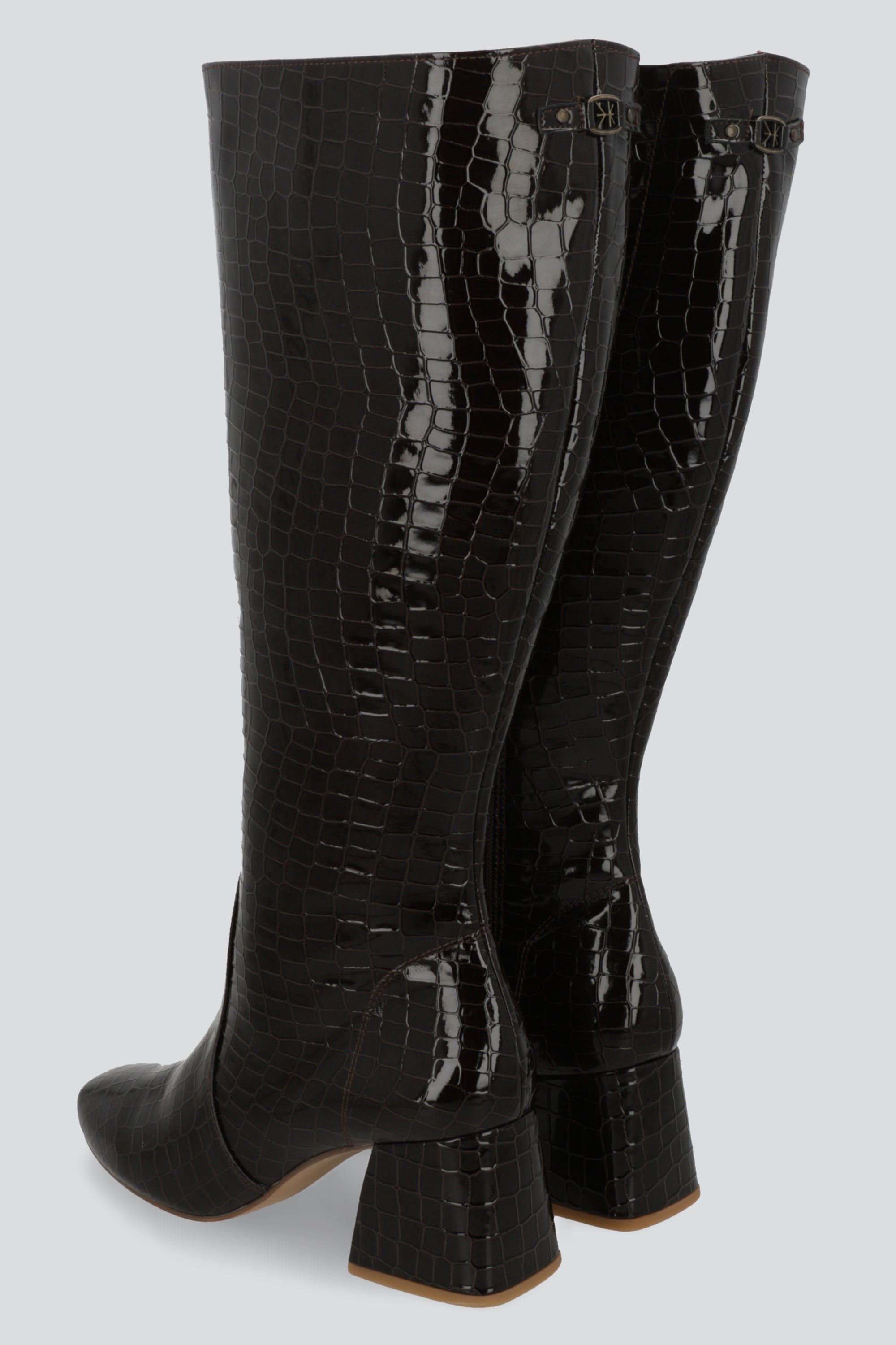 Bota larga punta cuadrada tacon ancho CAFE