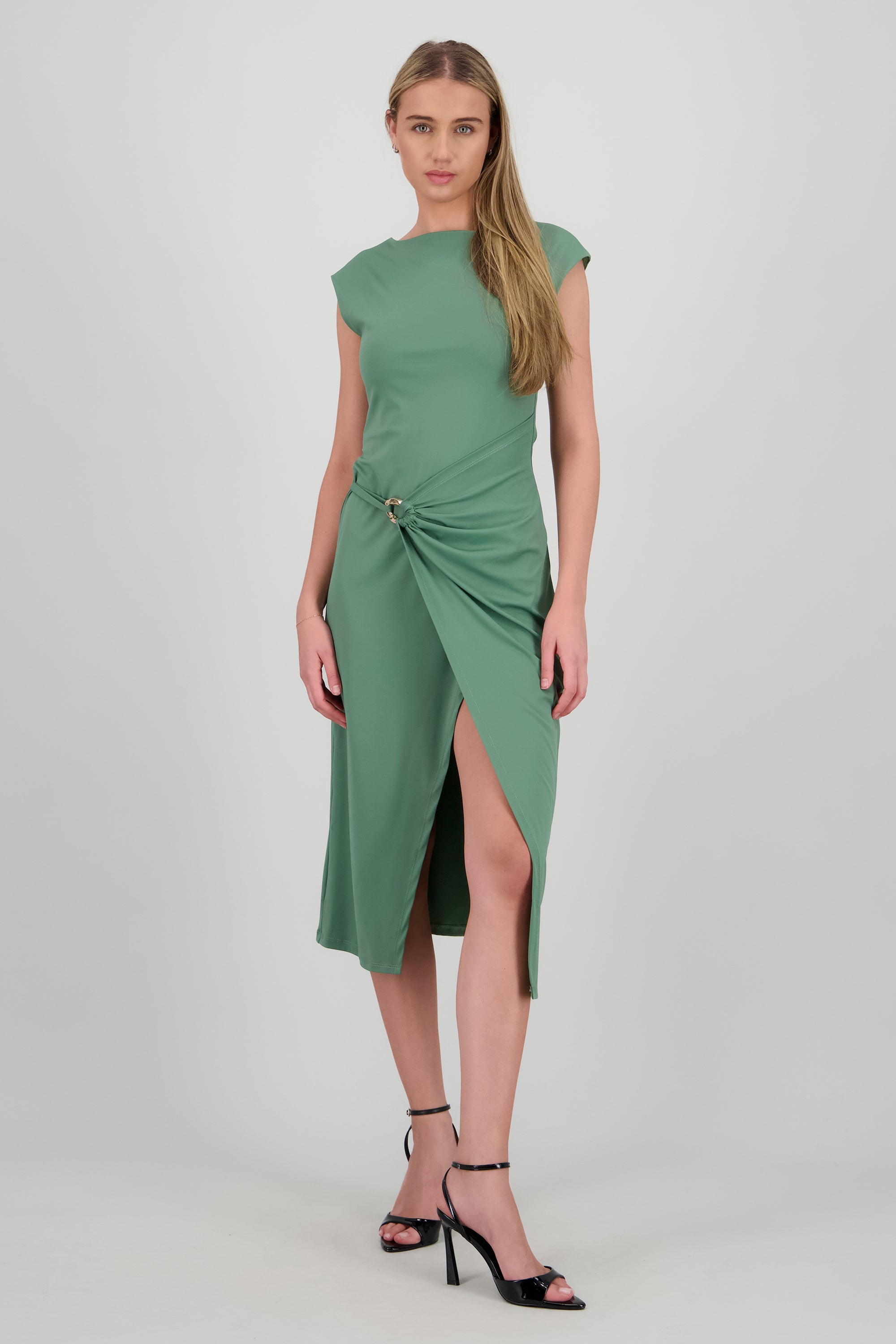 Tacon puntal charol peep toe tiras NEGRO