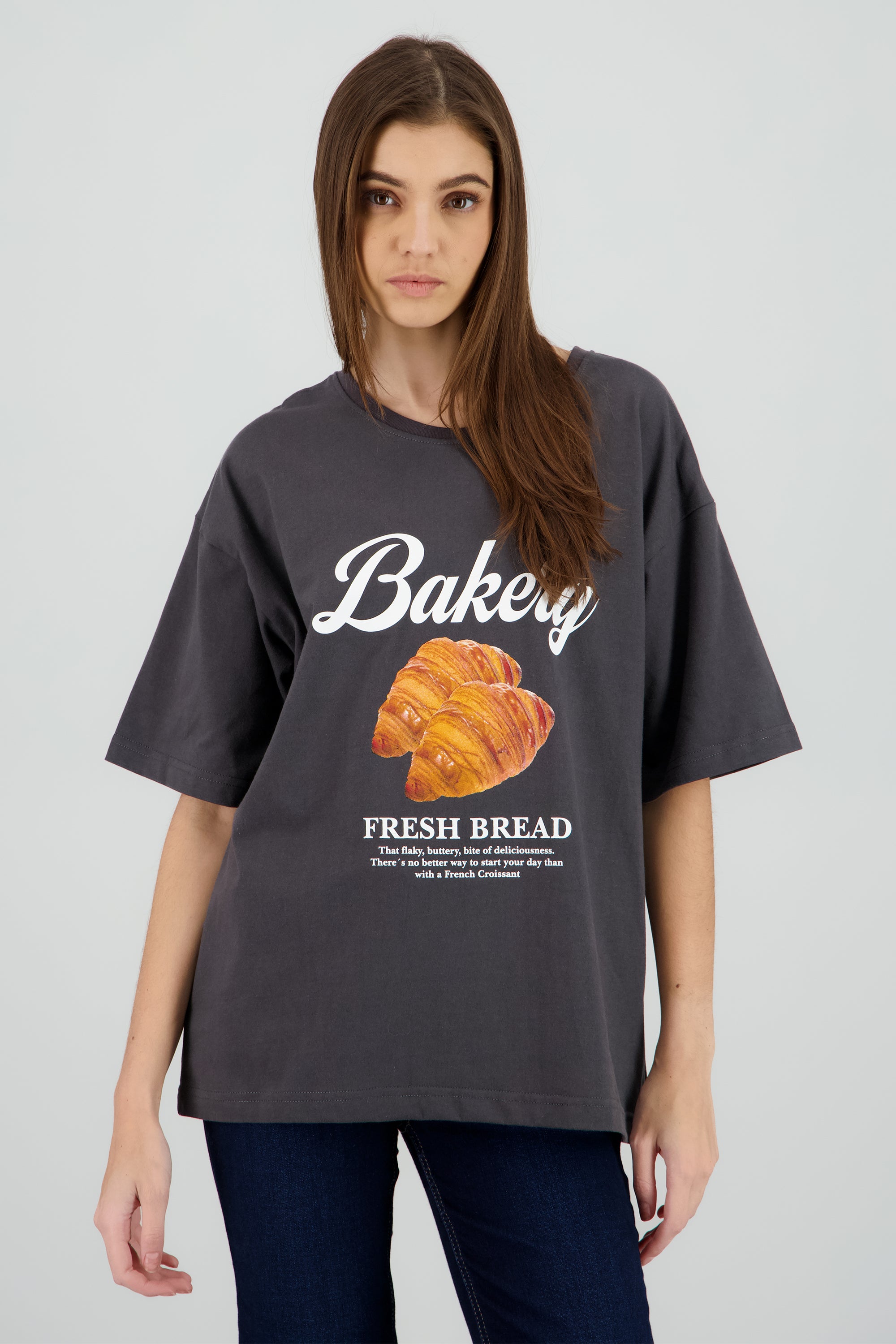 Playera oversize estampado bakery GRIS OBSCURO