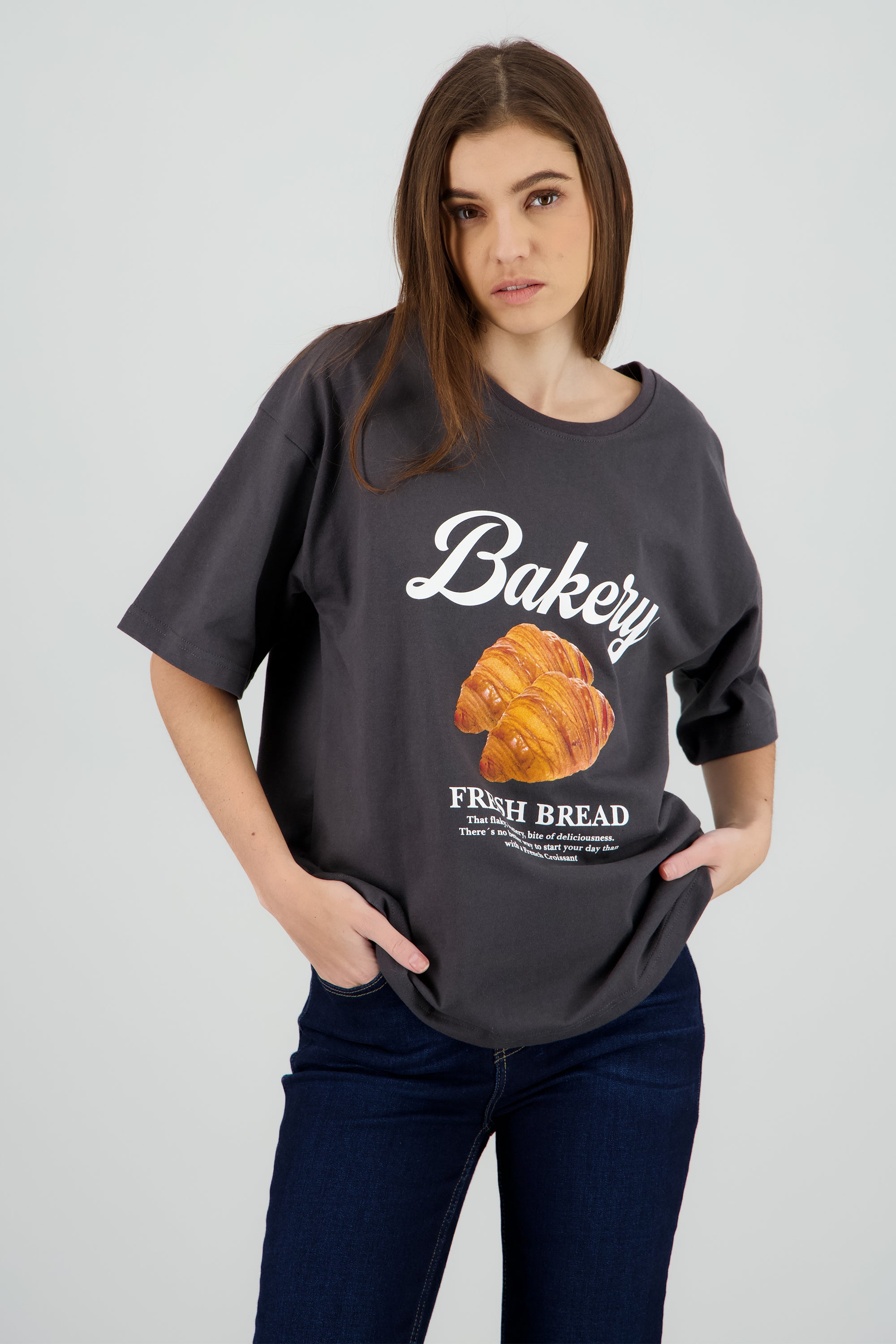Playera oversize estampado bakery GRIS OBSCURO