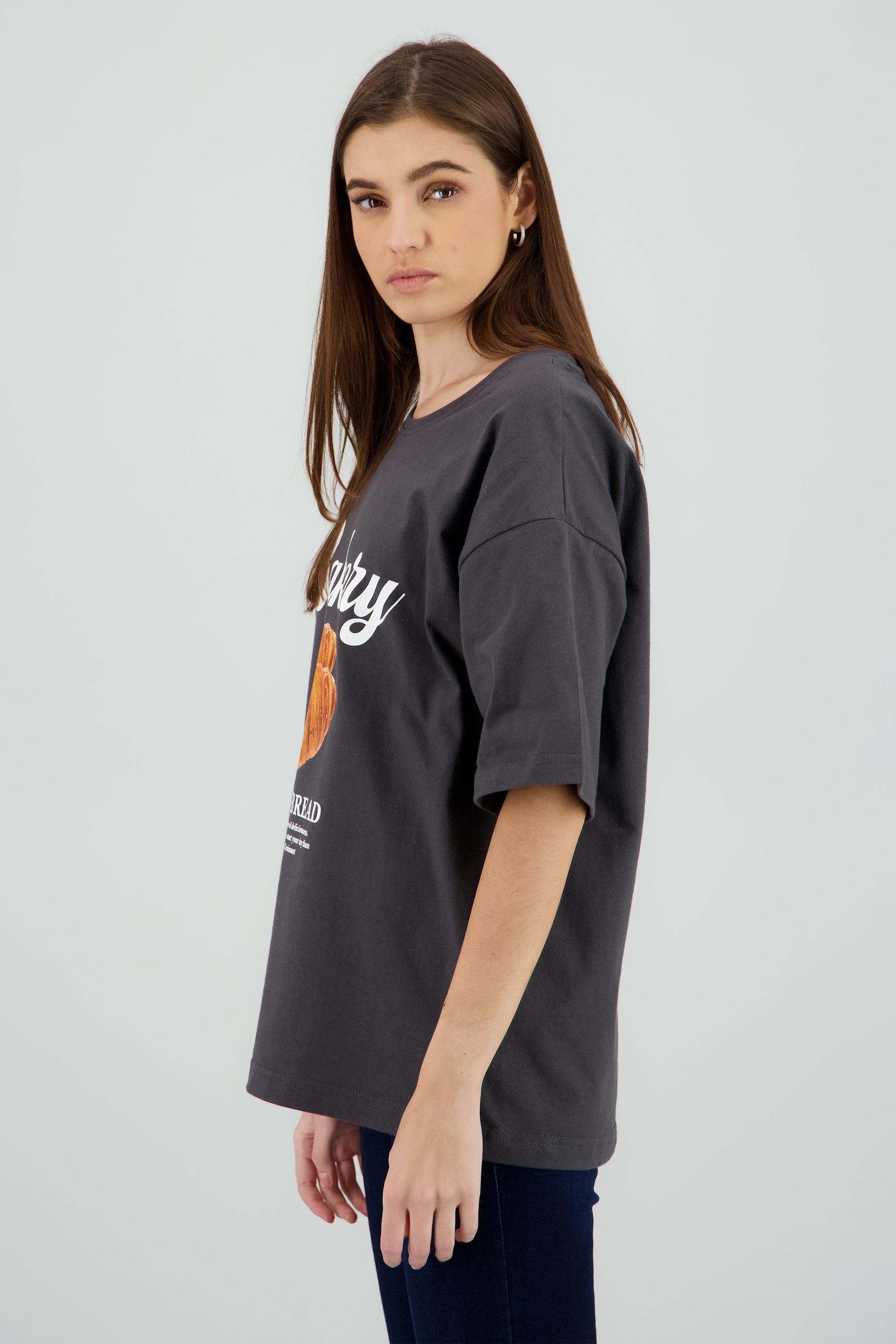 Playera oversize estampado bakery GRIS OBSCURO