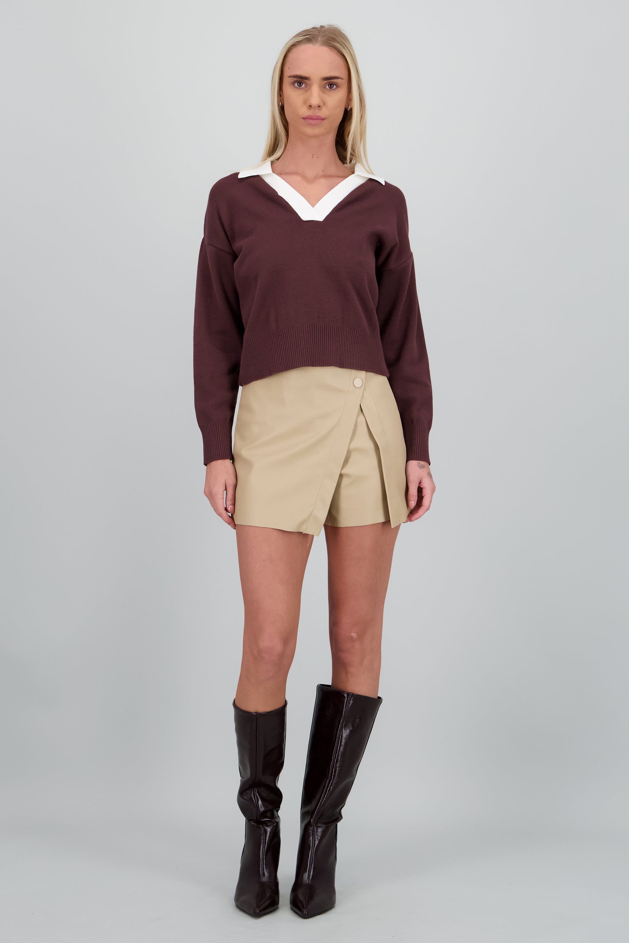 Bota alta pointy tacon kitten CIRUELA