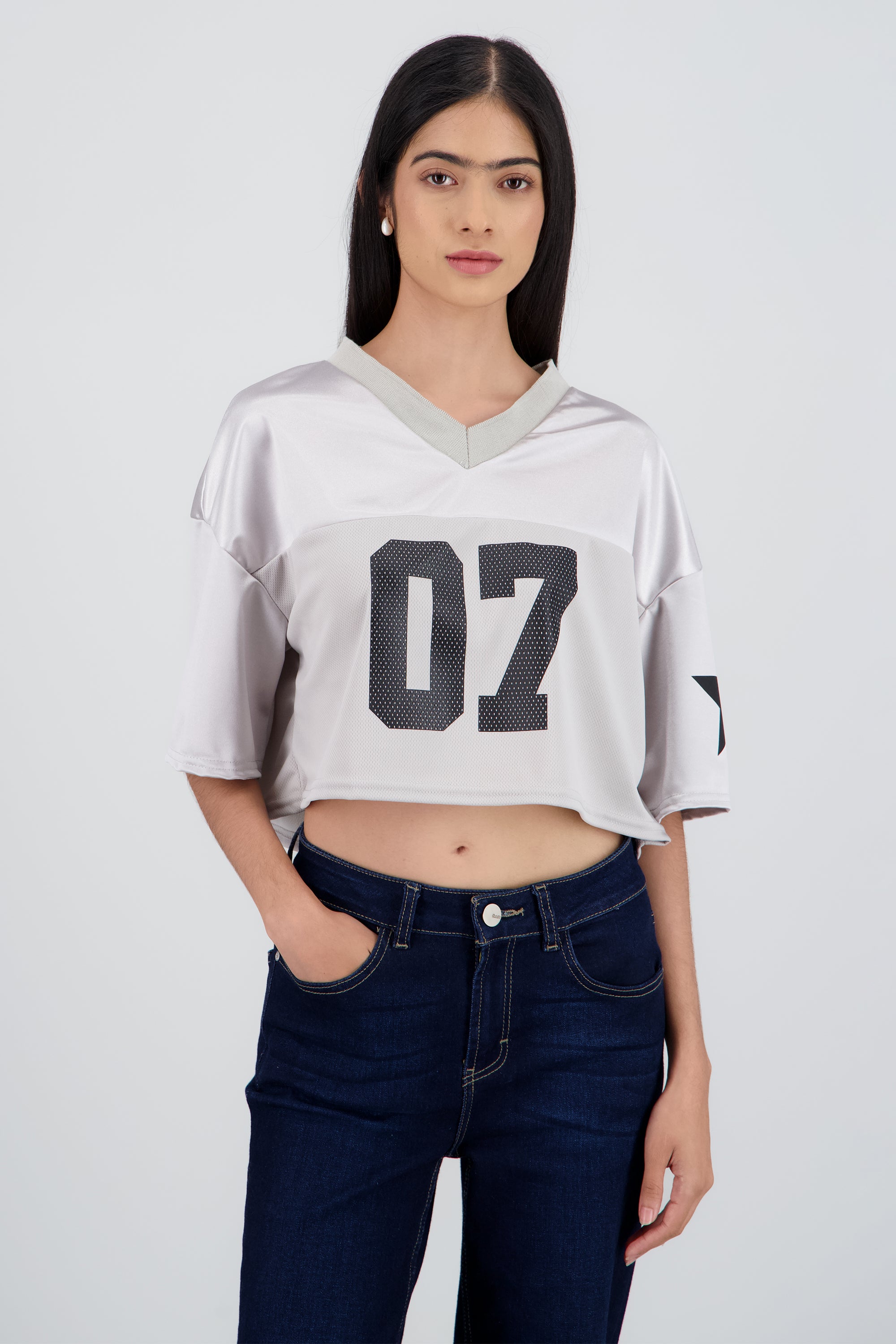 Playera crop manga corta estampado numero GRIS