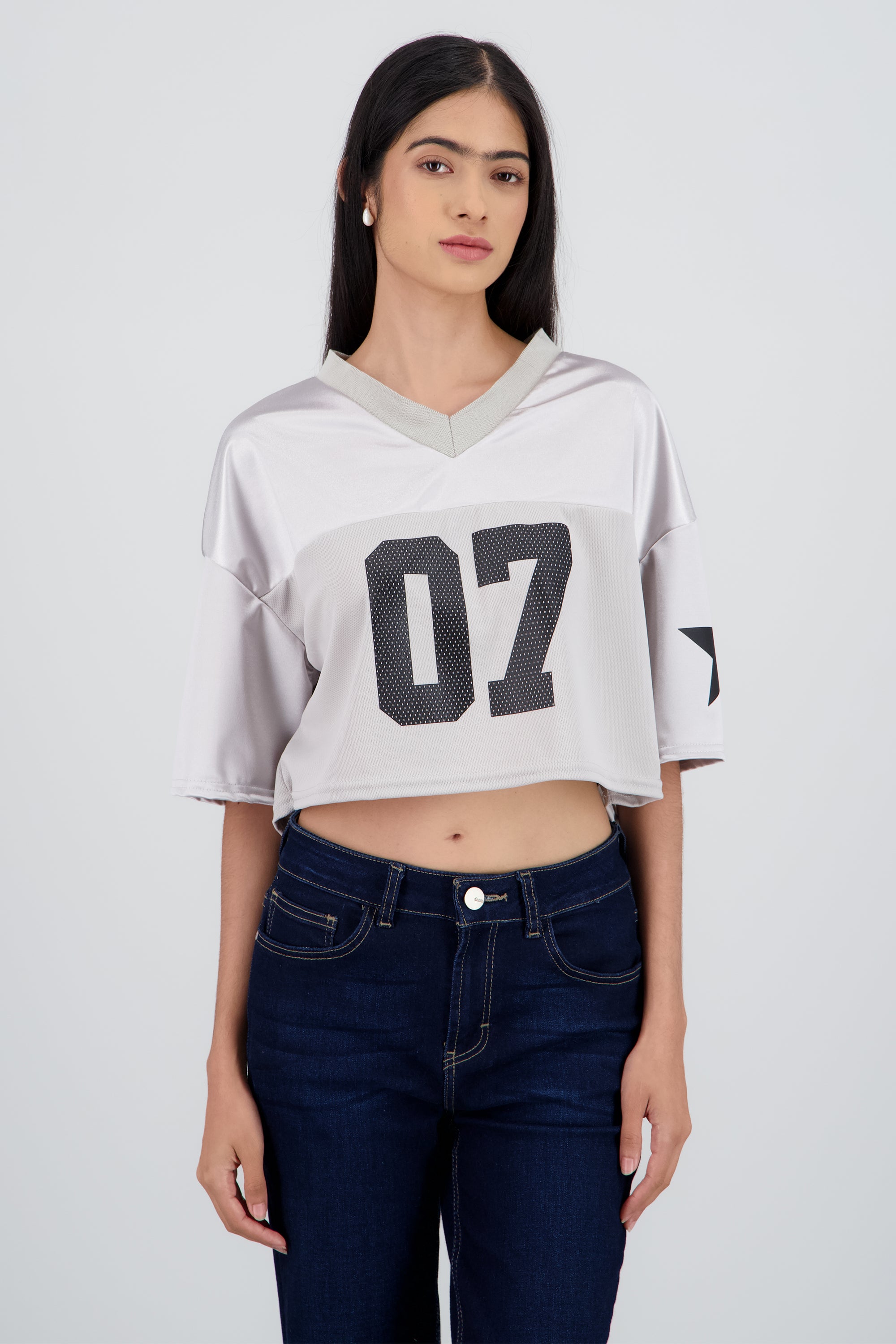 Playera crop manga corta estampado numero GRIS