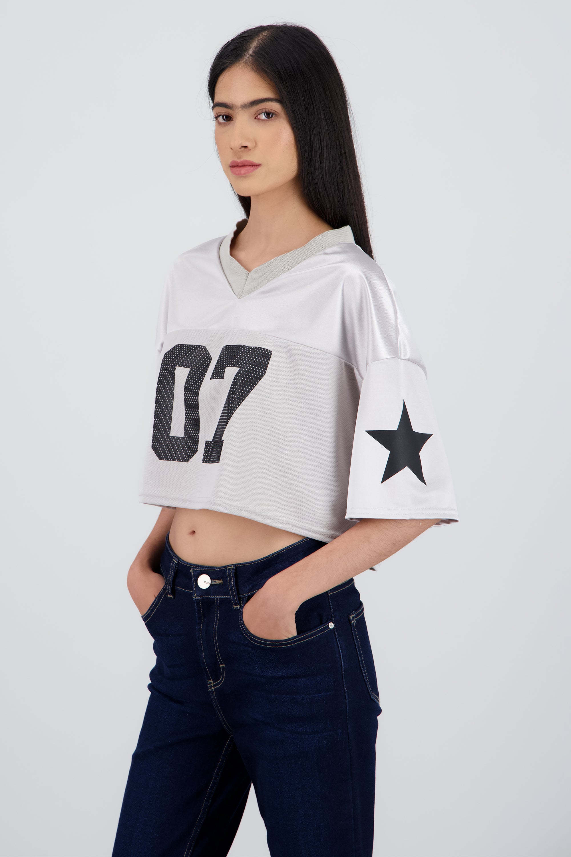 Playera crop manga corta estampado numero GRIS