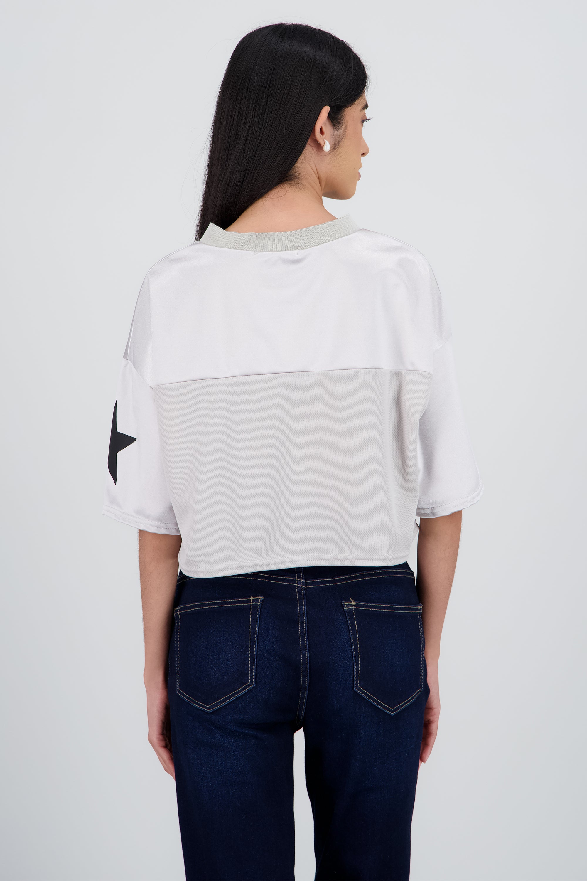 Playera crop manga corta estampado numero GRIS