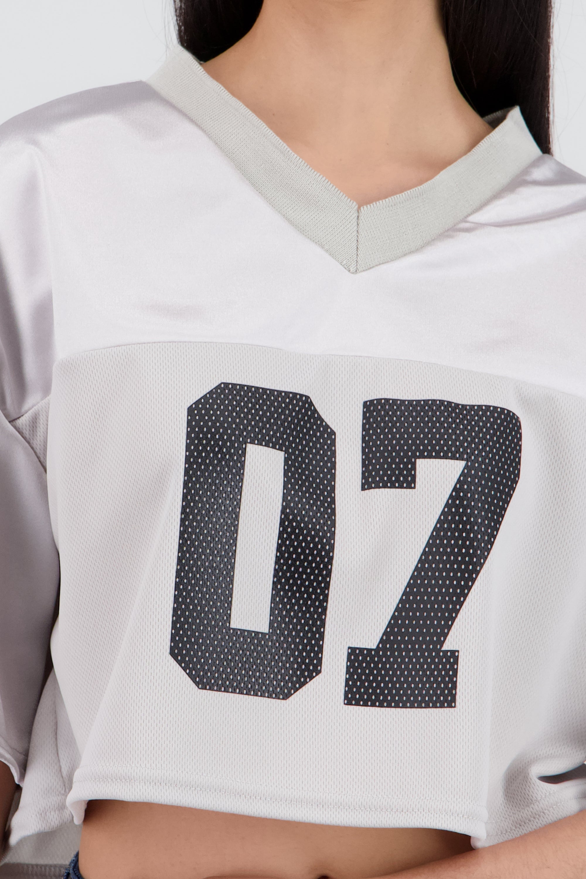 Playera crop manga corta estampado numero GRIS