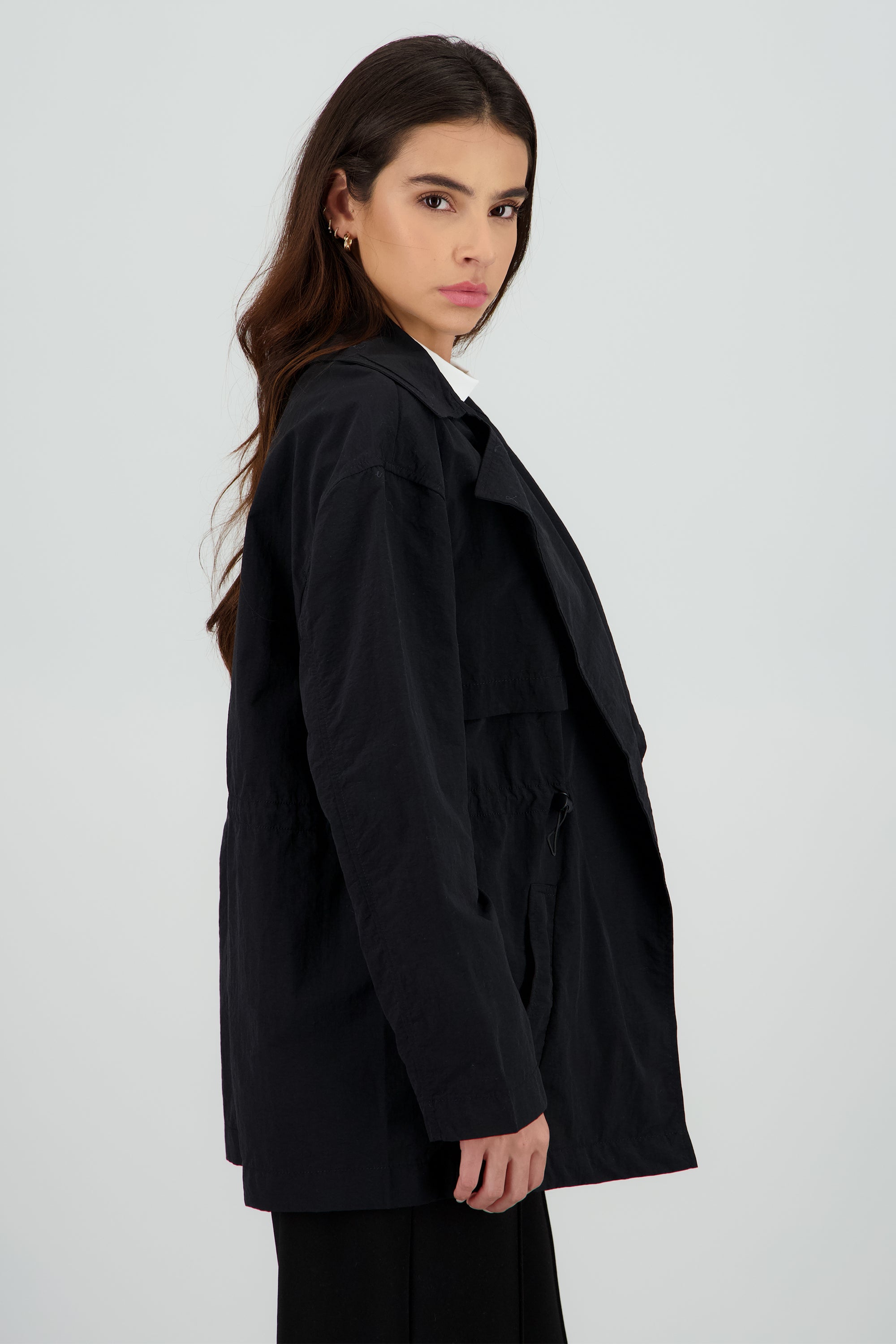 Gabardina lisa detalle amarre costados NEGRO