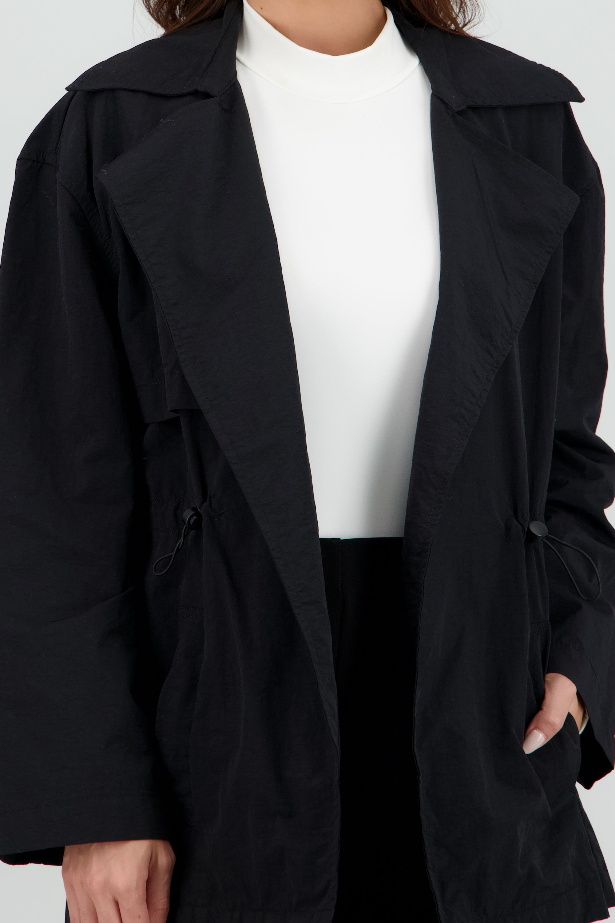 Gabardina lisa detalle amarre costados NEGRO