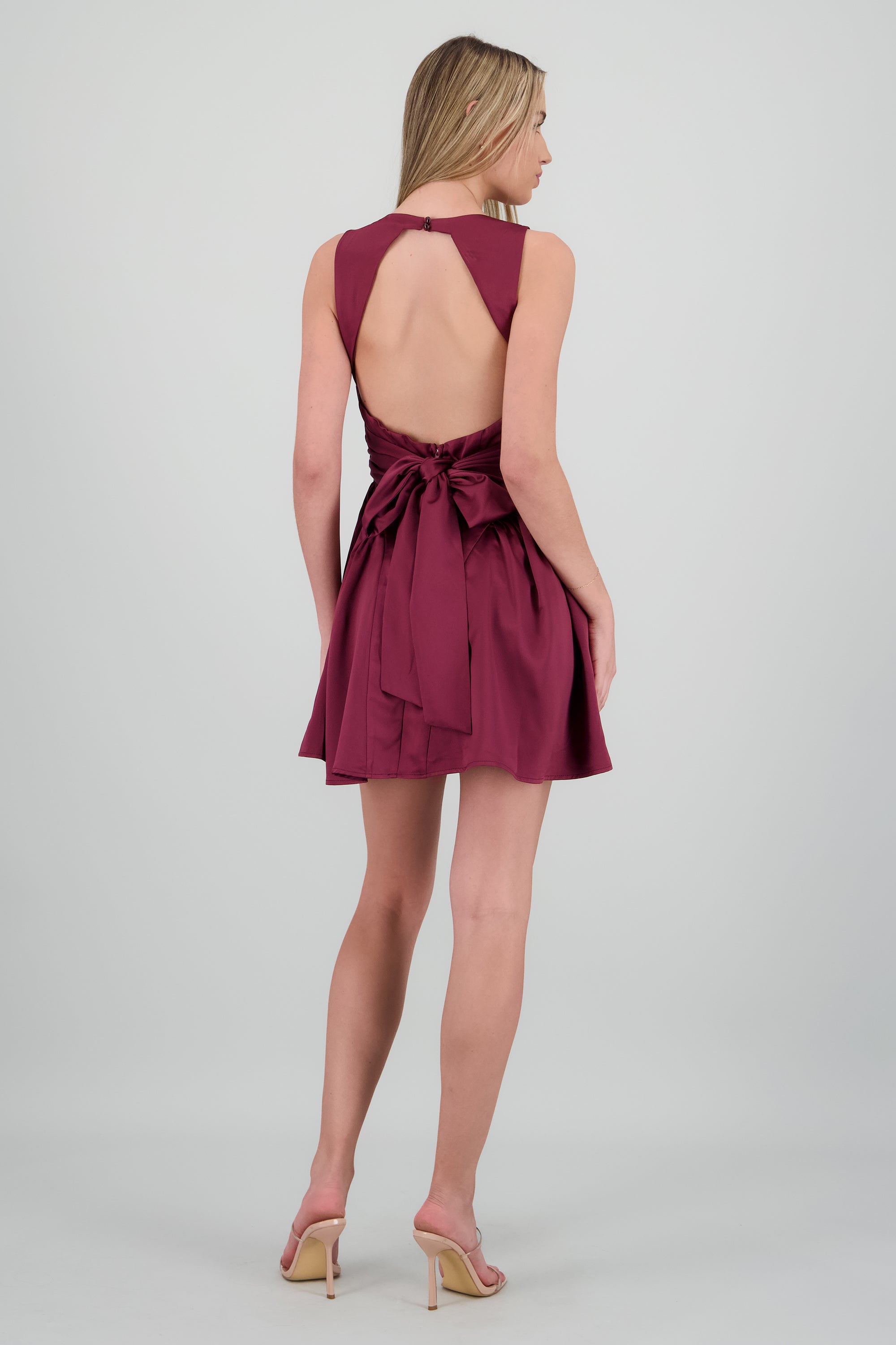 Vestido mini satin detalle espalda moño CIRUELA