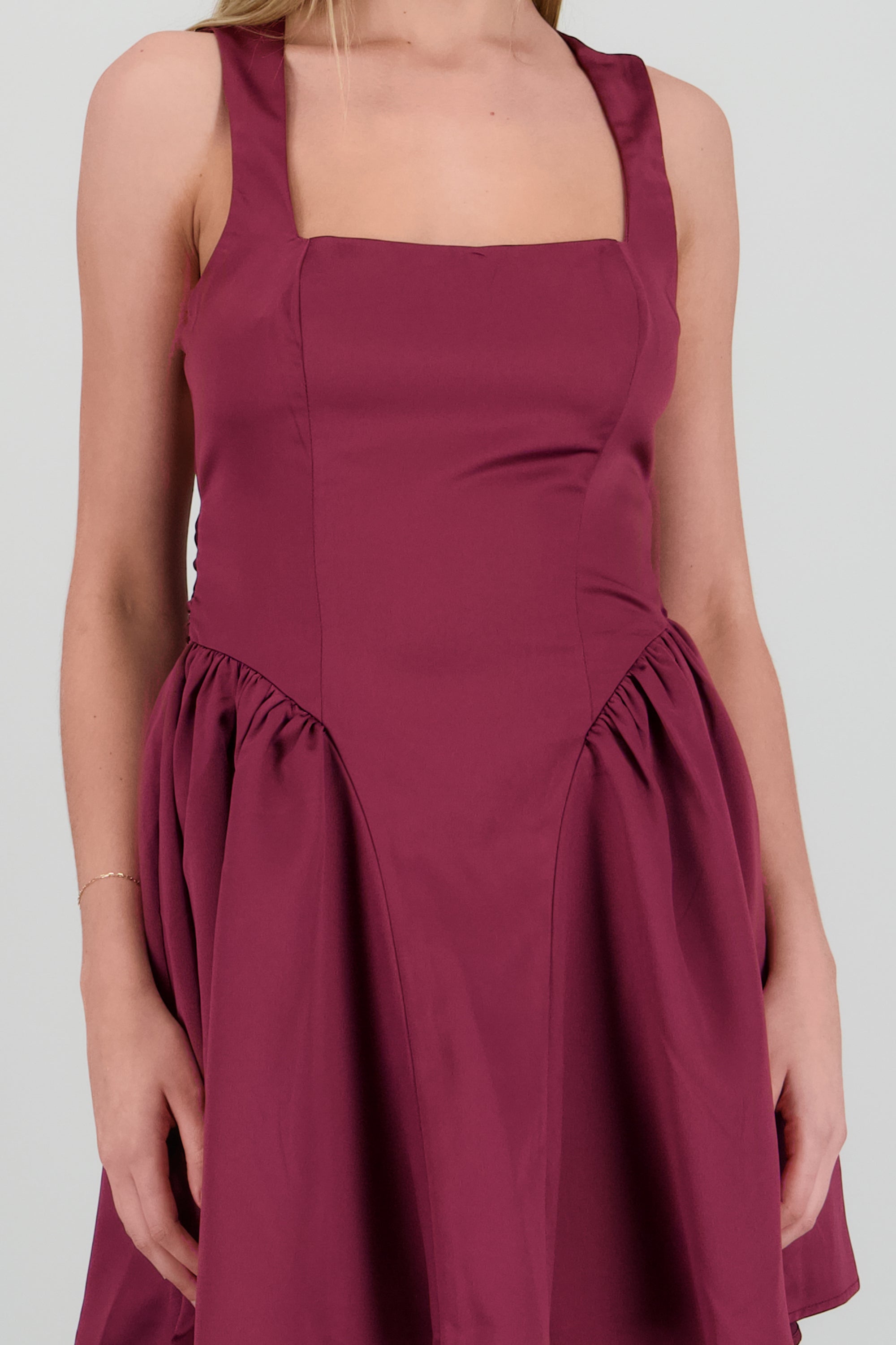 Vestido mini satin detalle espalda moño CIRUELA