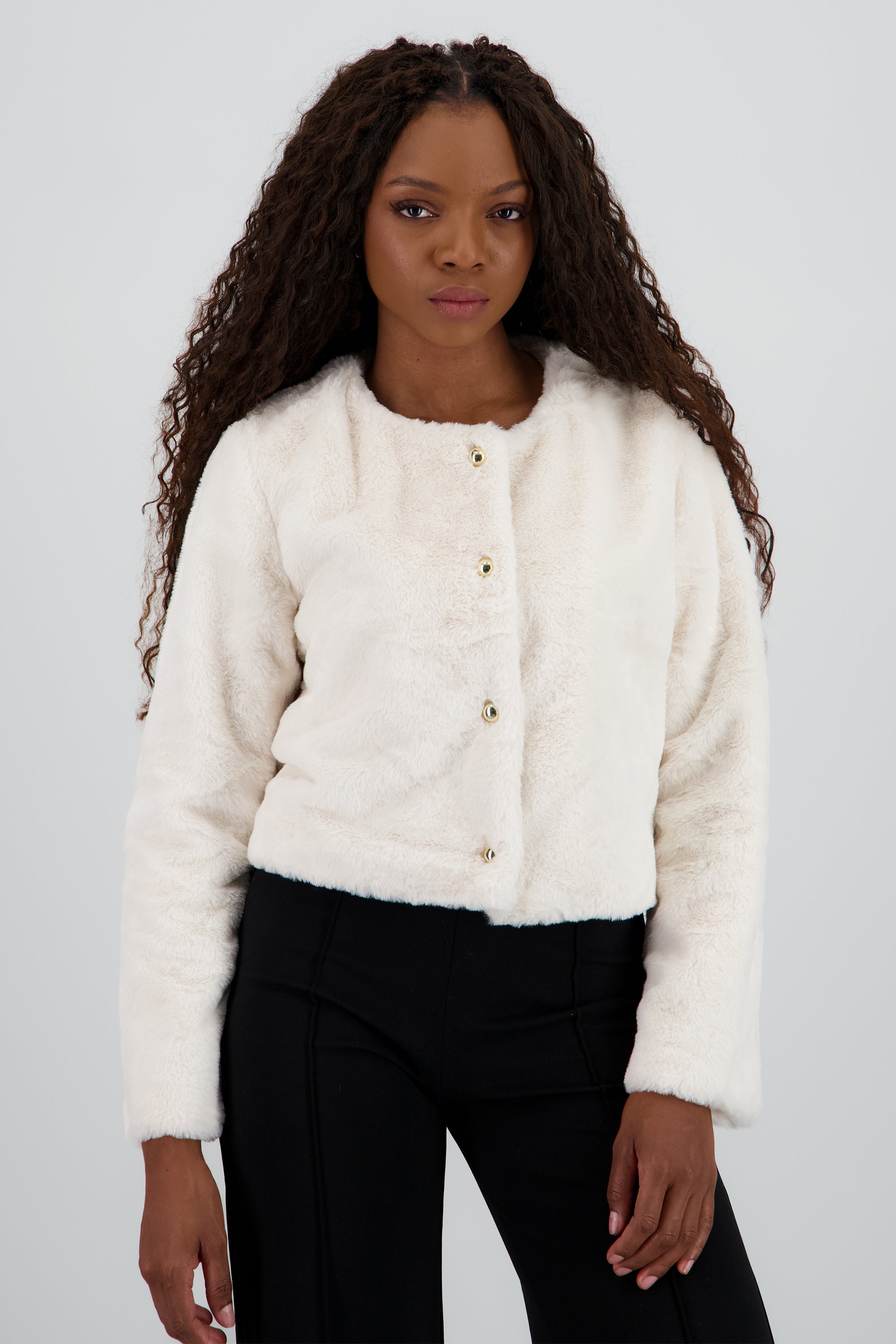 Abrigo pelo corto detalle boton metal CREMA