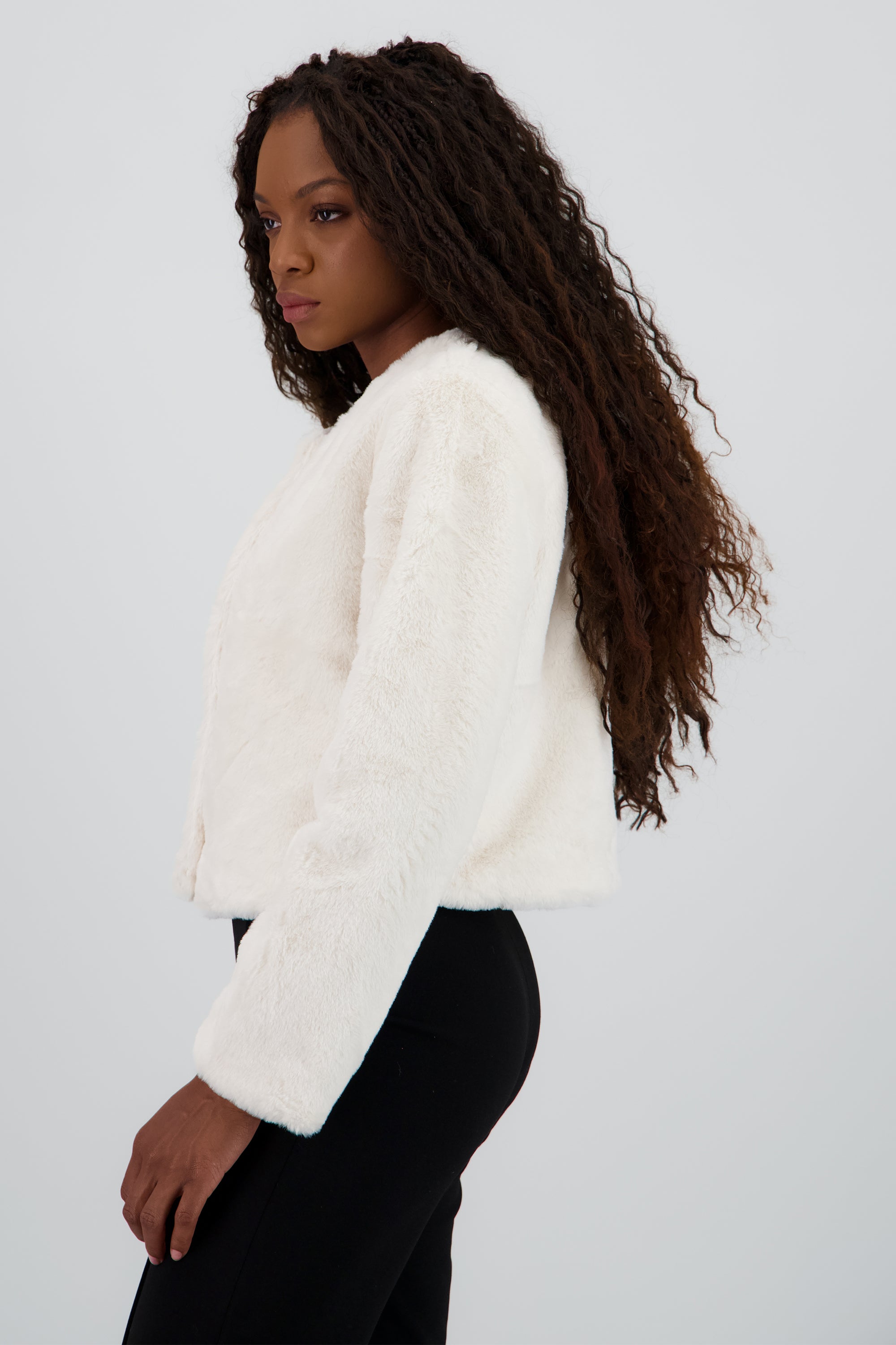 Abrigo pelo corto detalle boton metal CREMA