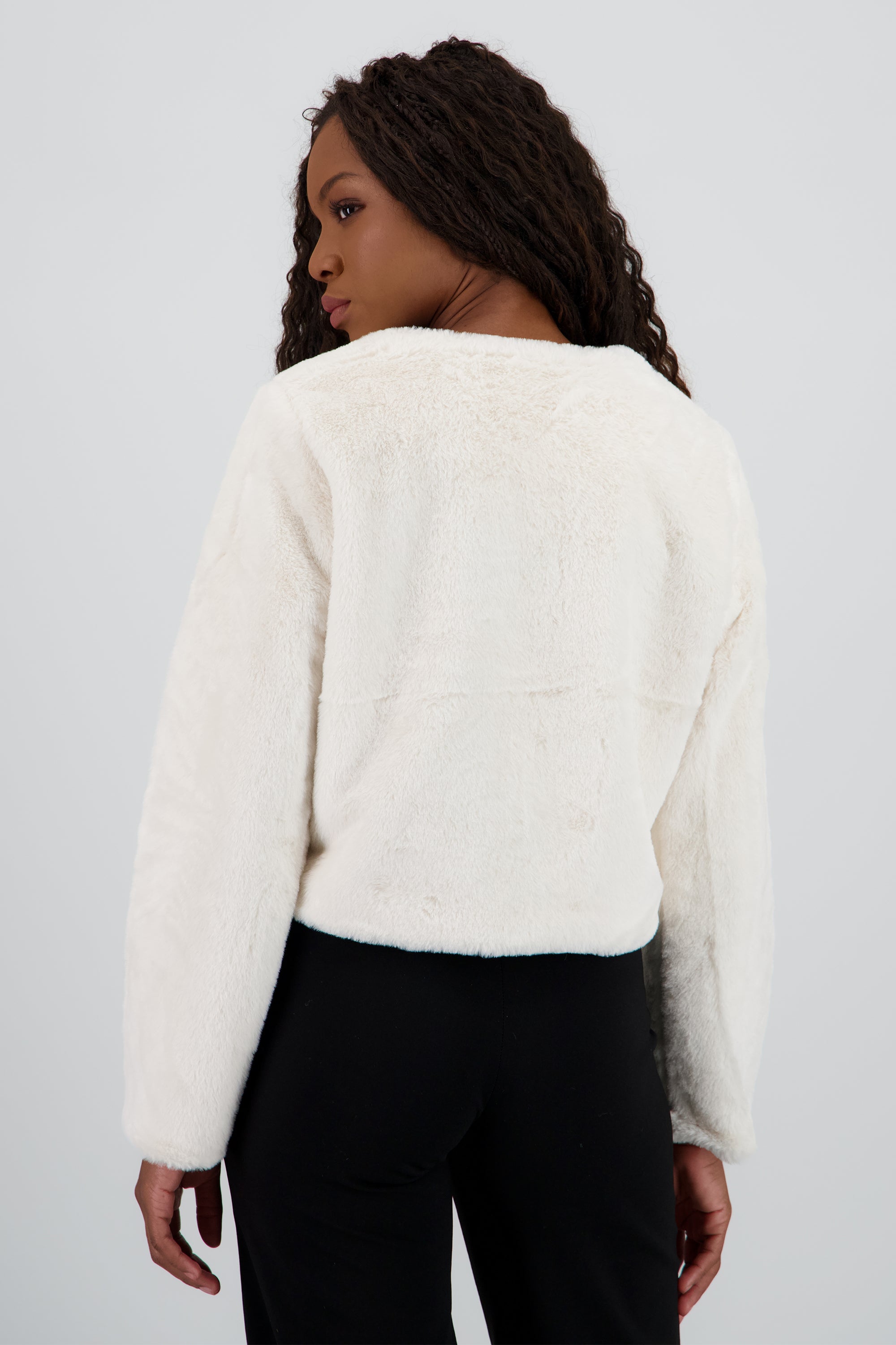 Abrigo pelo corto detalle boton metal CREMA