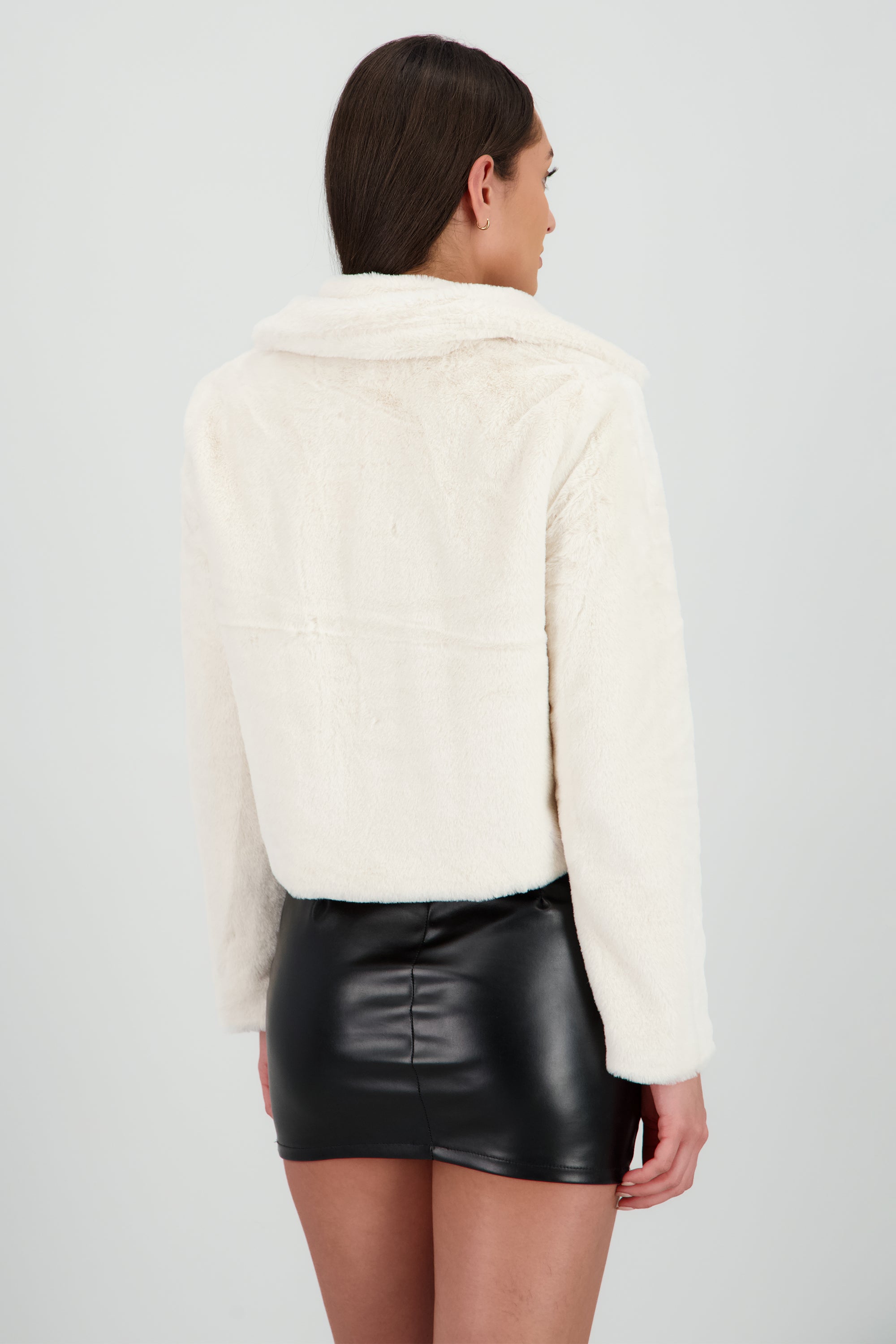 Abrigo pelo corto con bolsas BLANCO