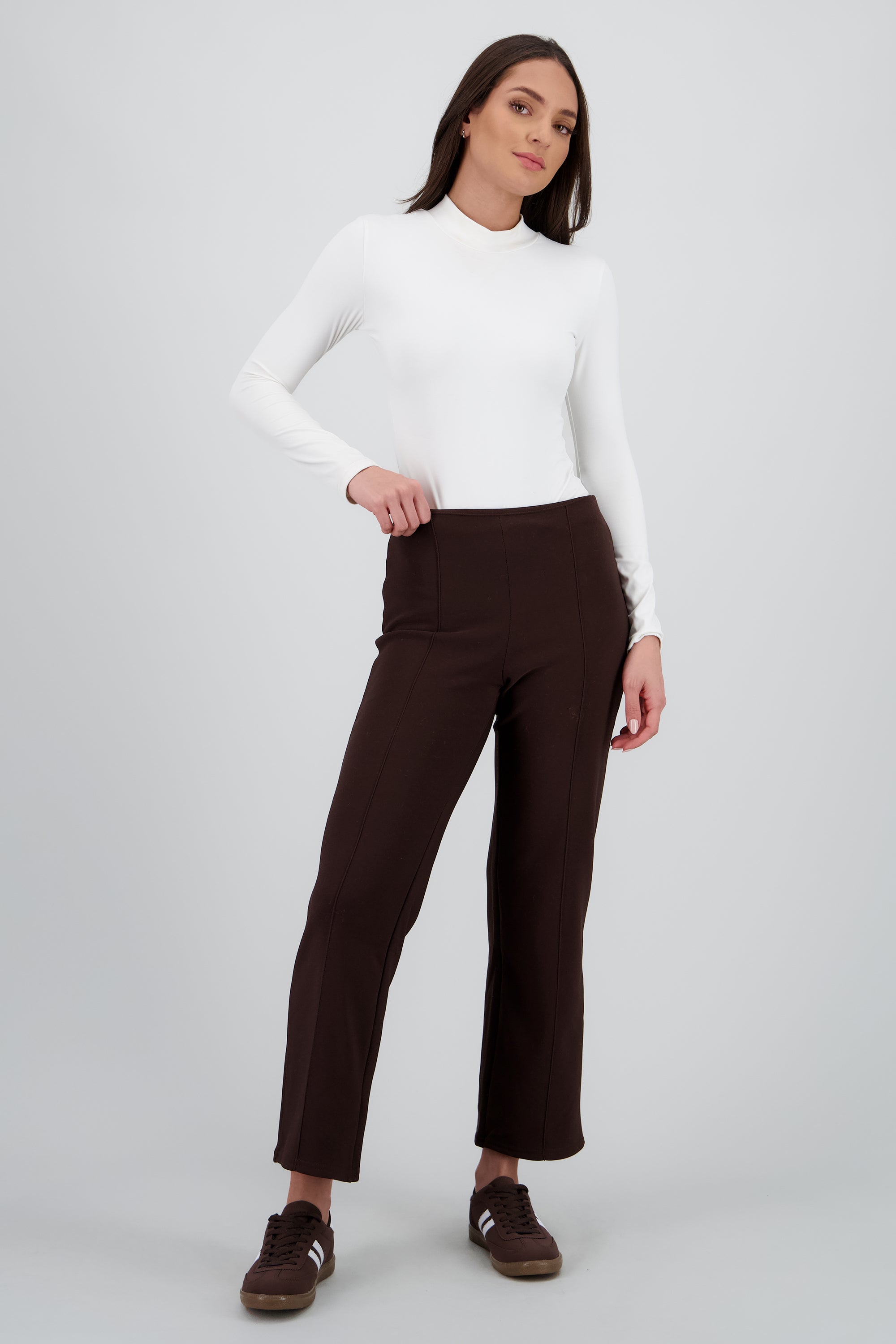 Pantalon straight con pinzas CHOCOLATE