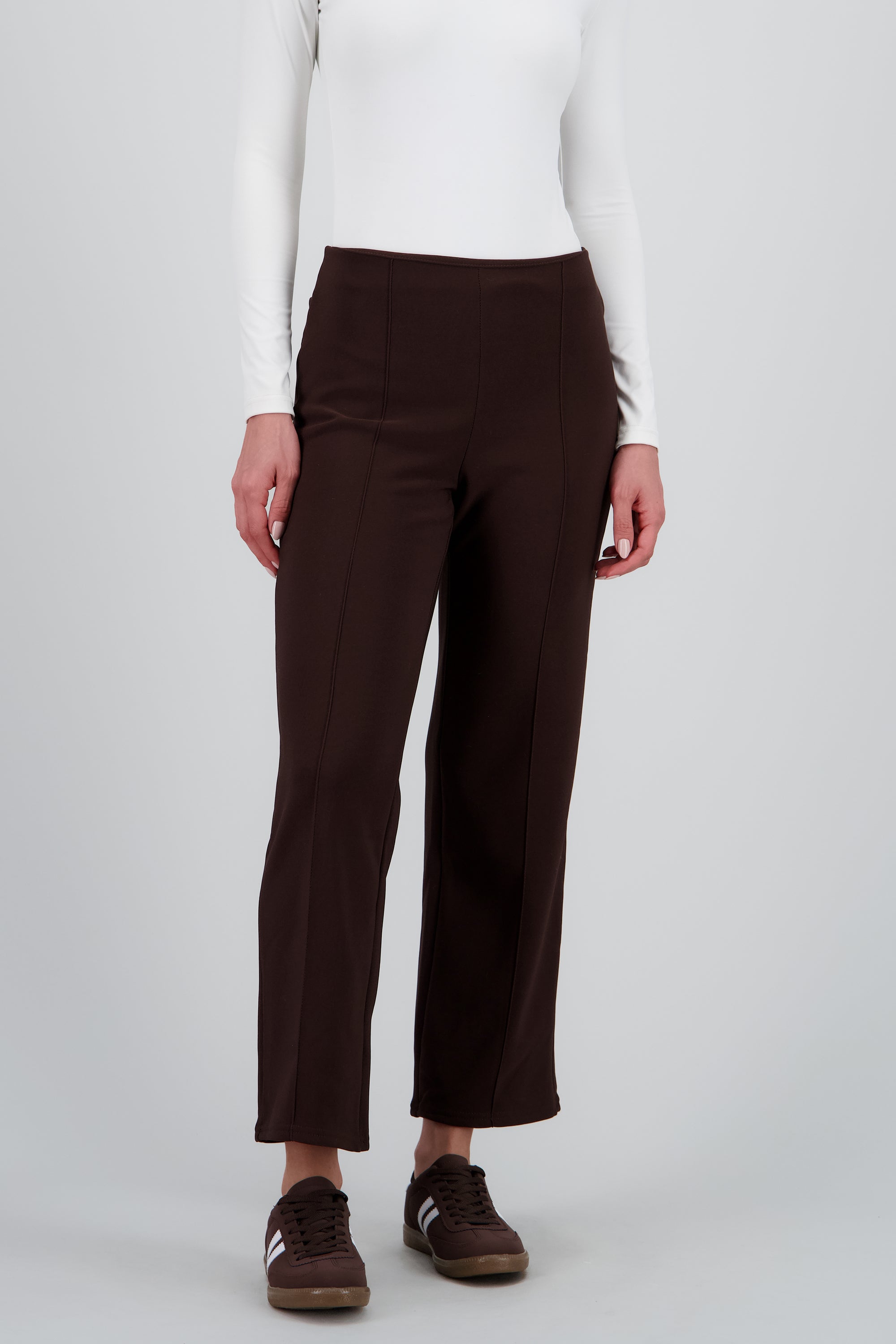 Pantalon straight con pinzas CHOCOLATE