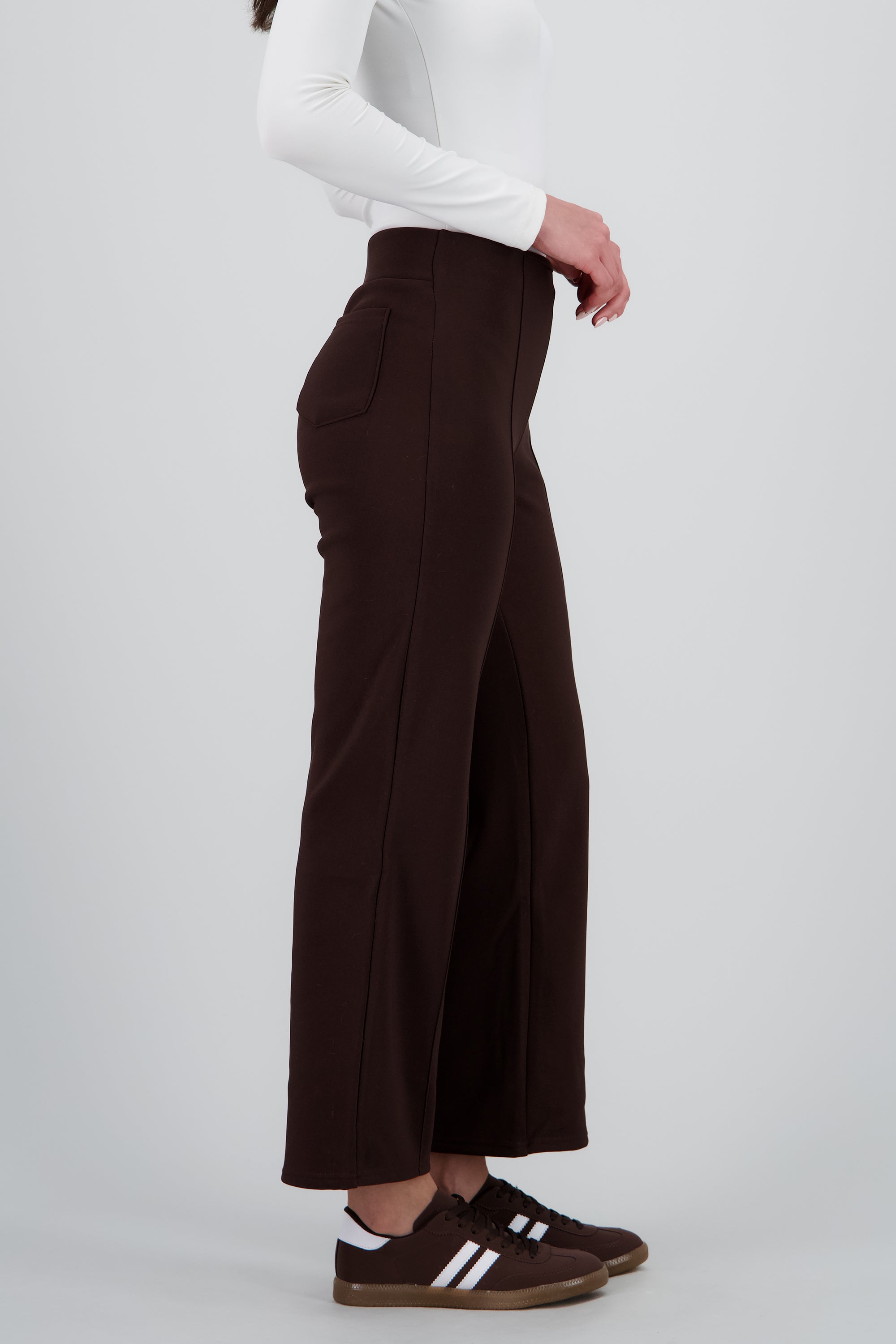 Pantalon straight con pinzas CHOCOLATE