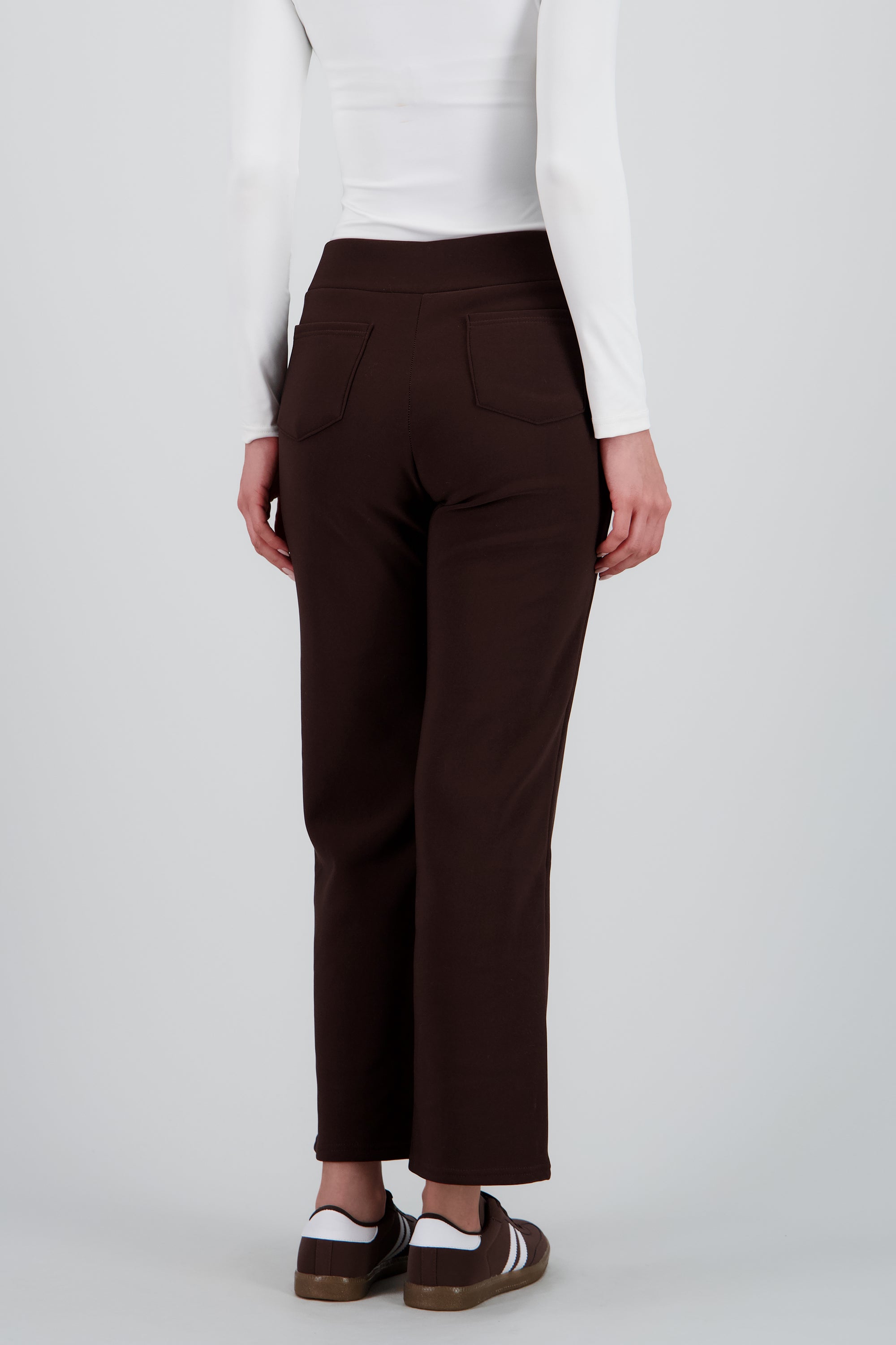 Pantalon straight con pinzas CHOCOLATE