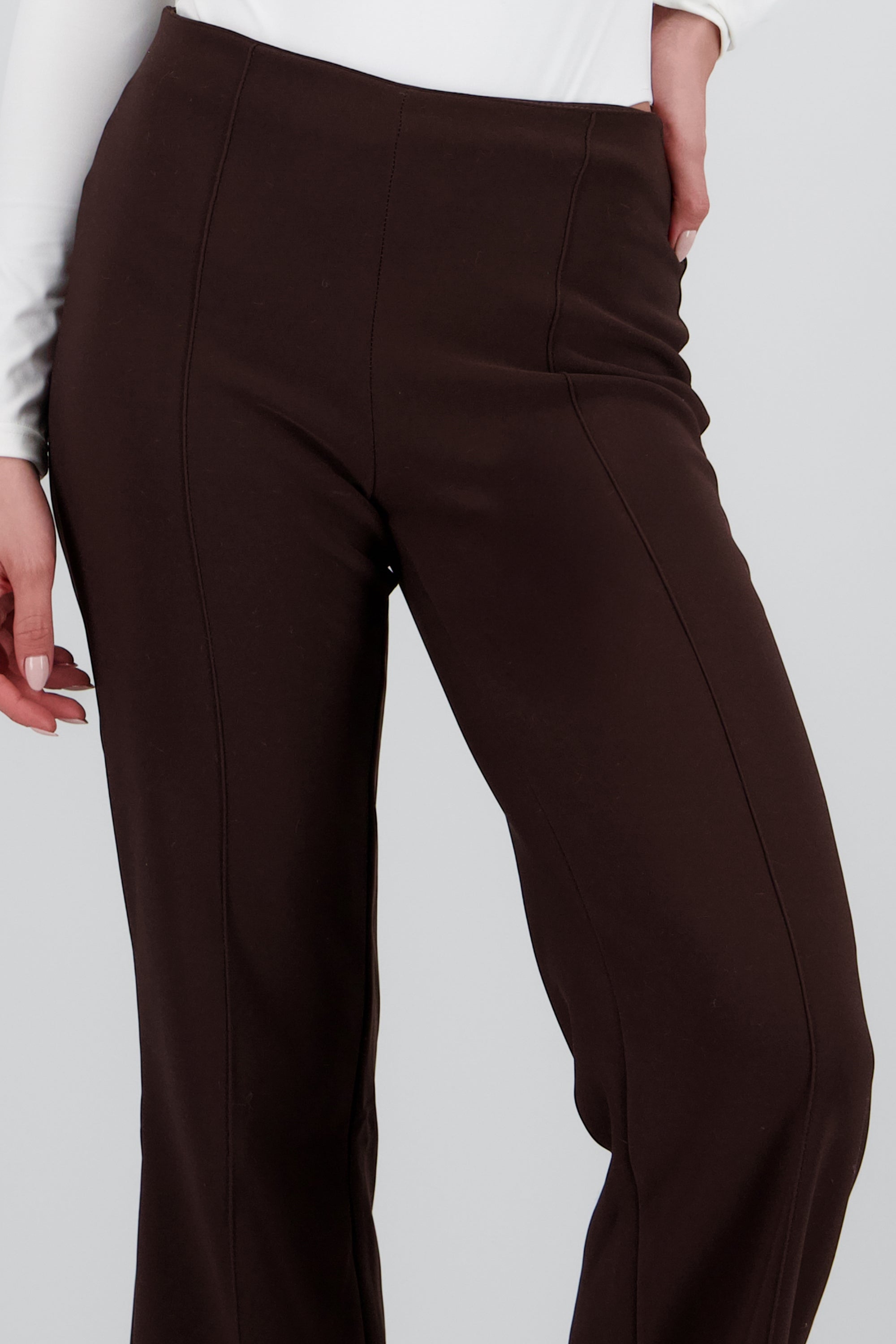 Pantalon straight con pinzas CHOCOLATE