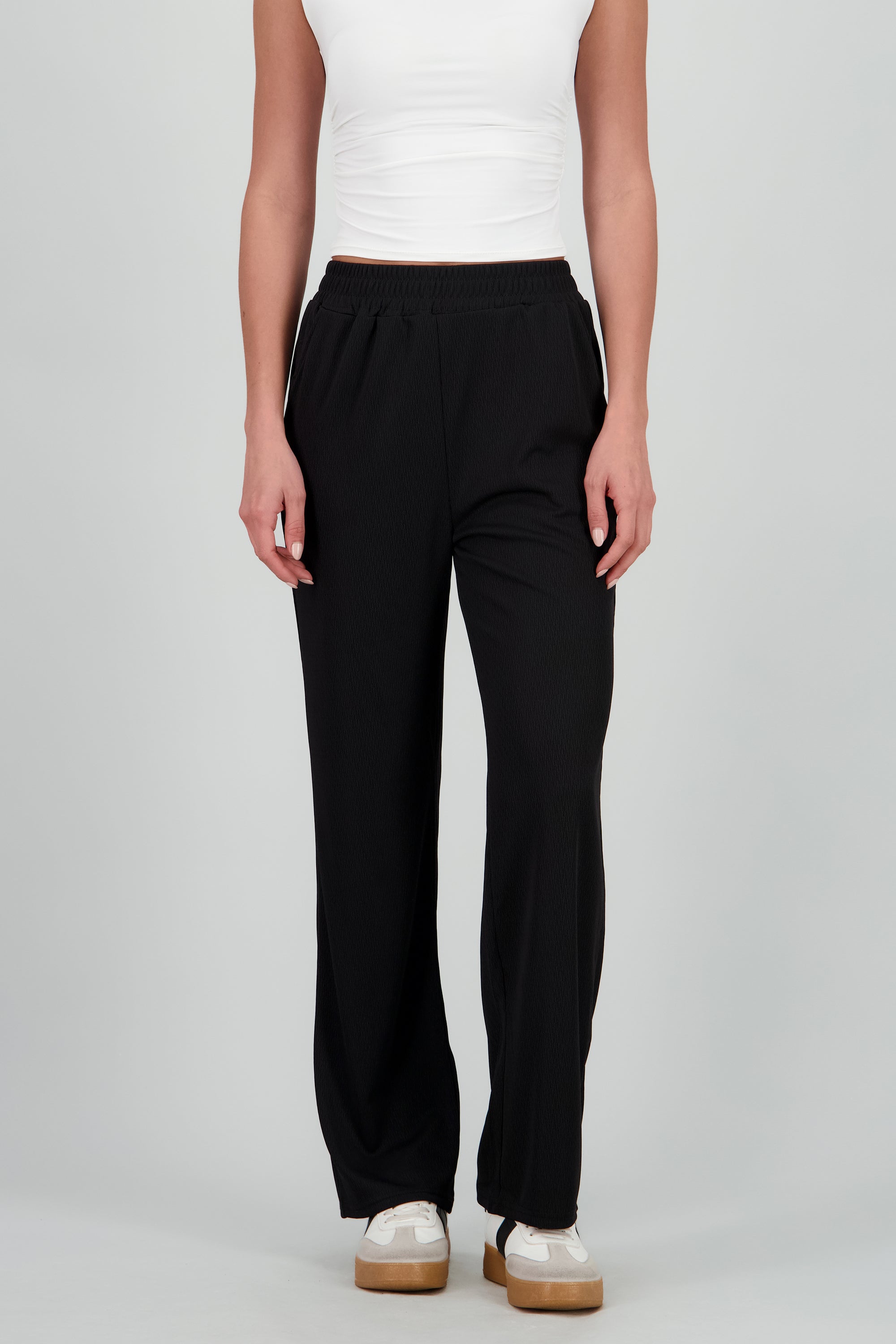 Pantalon textura con bolsas NEGRO