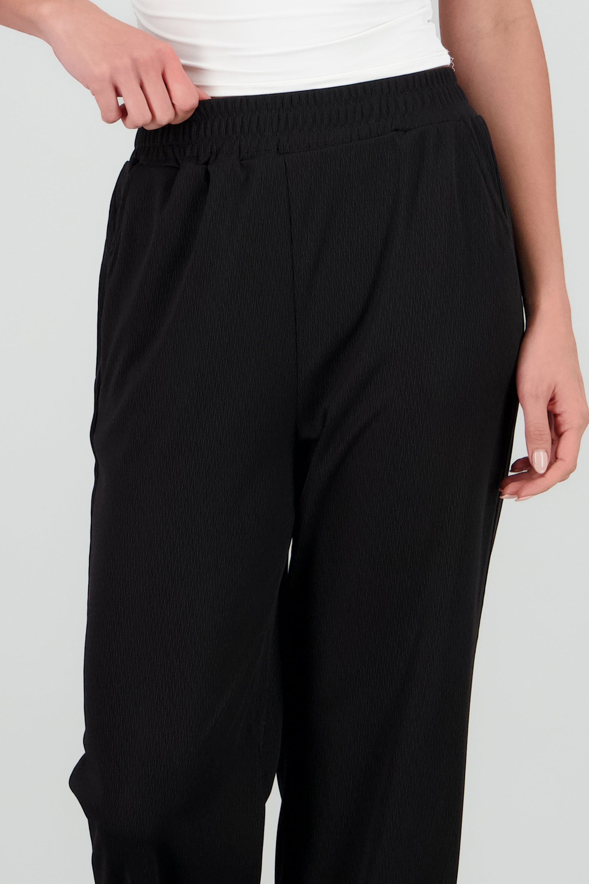 Pantalon textura con bolsas NEGRO