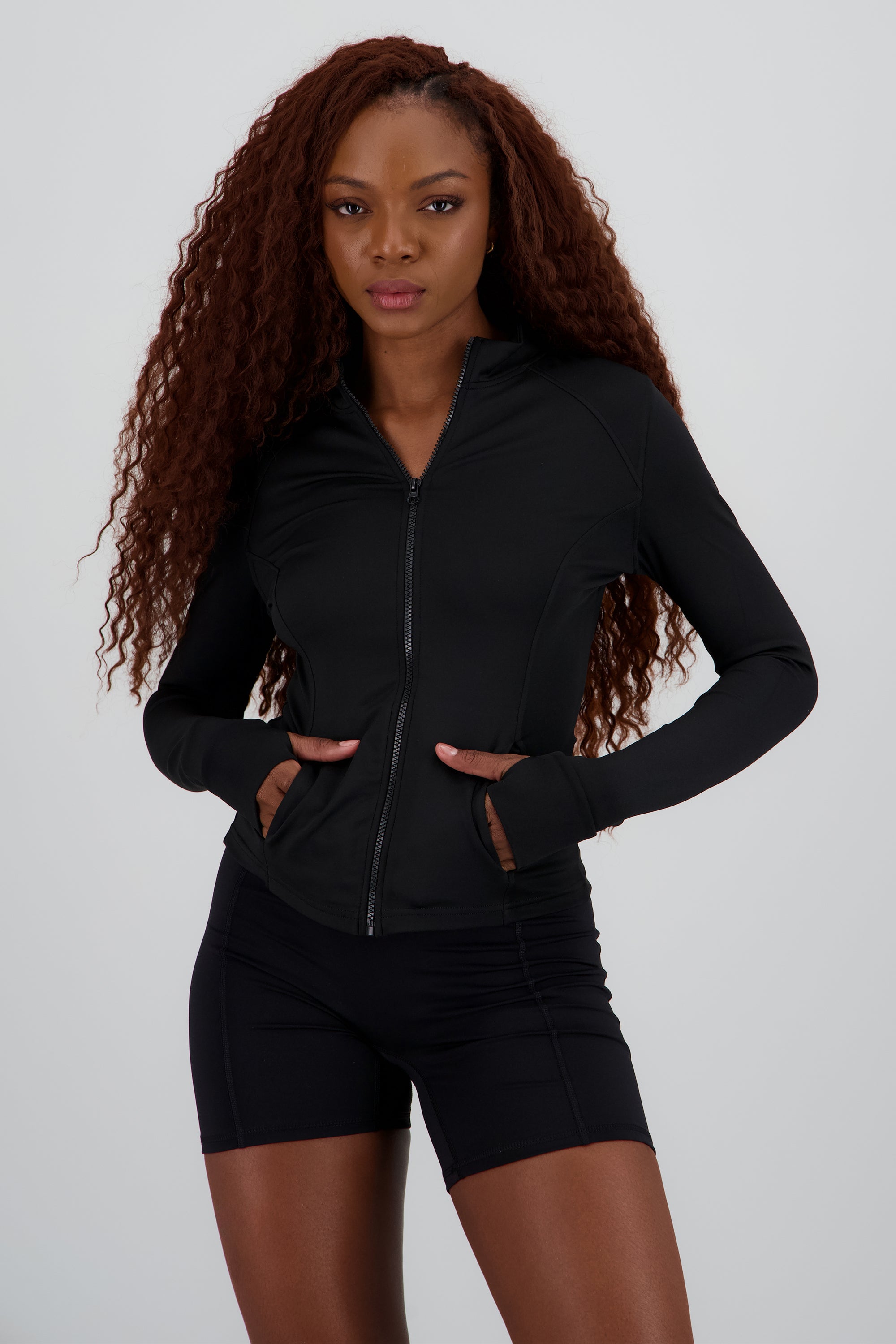 Chamarra active detalle costuras NEGRO