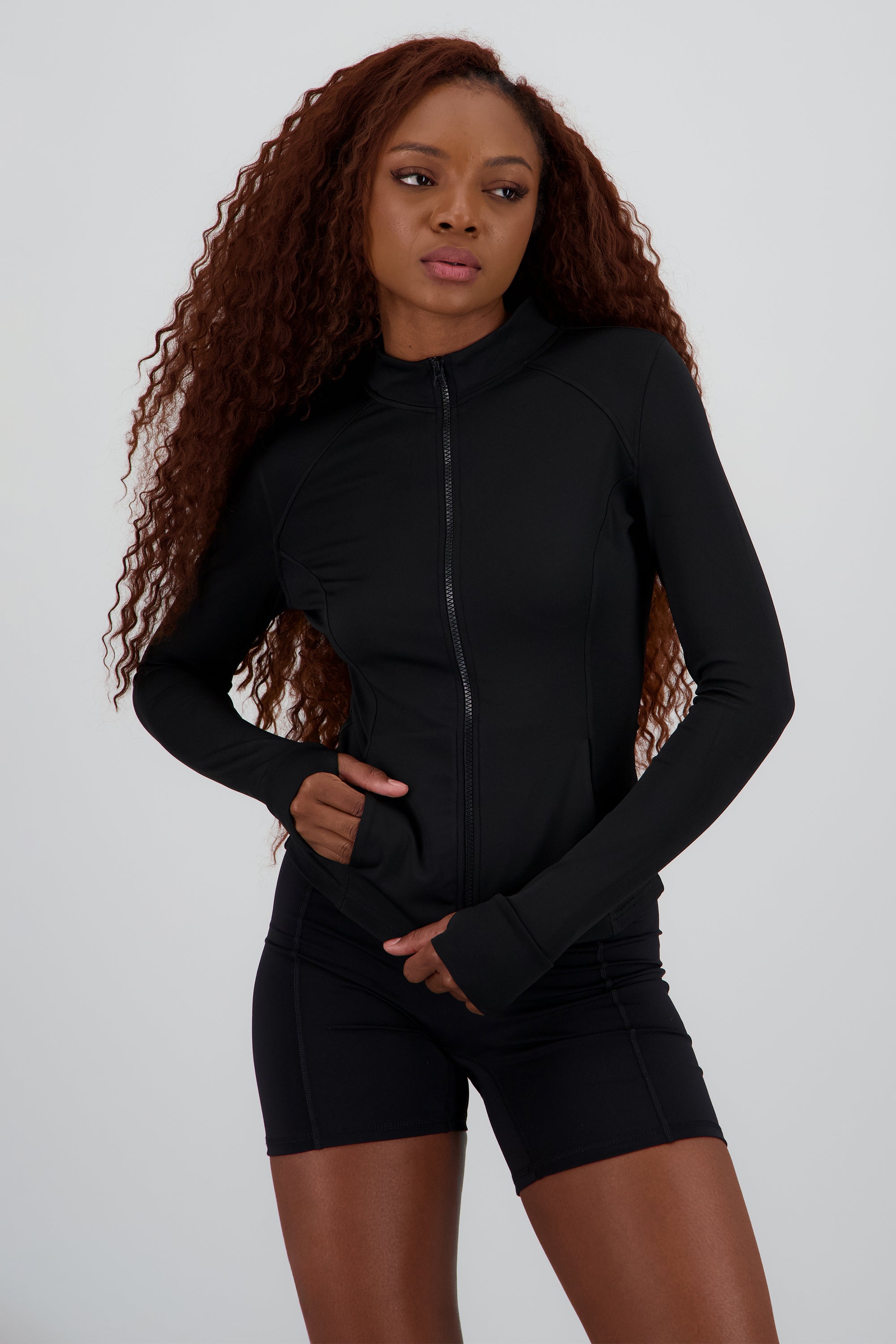 Chamarra active detalle costuras NEGRO