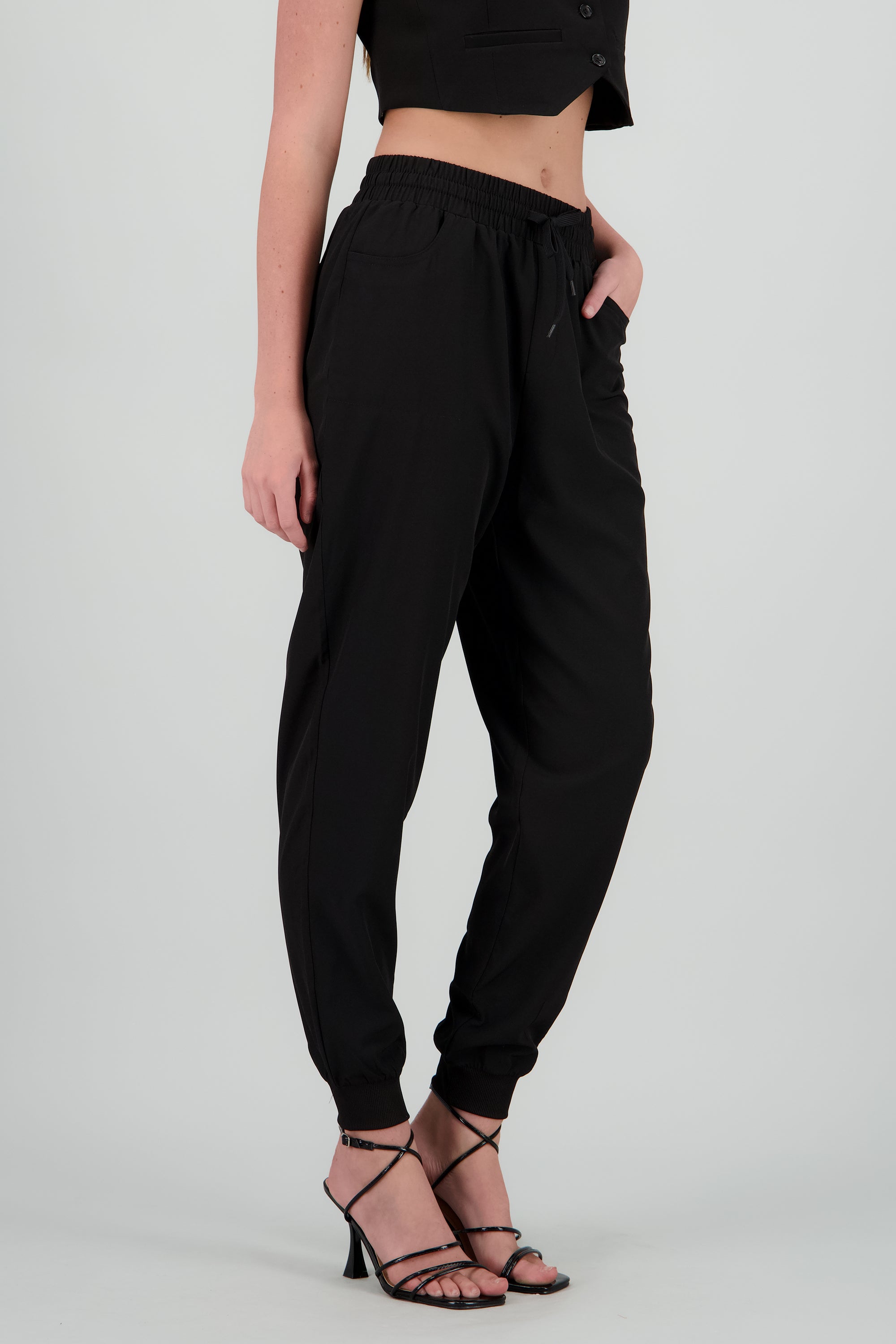 Jogger liso resorte NEGRO
