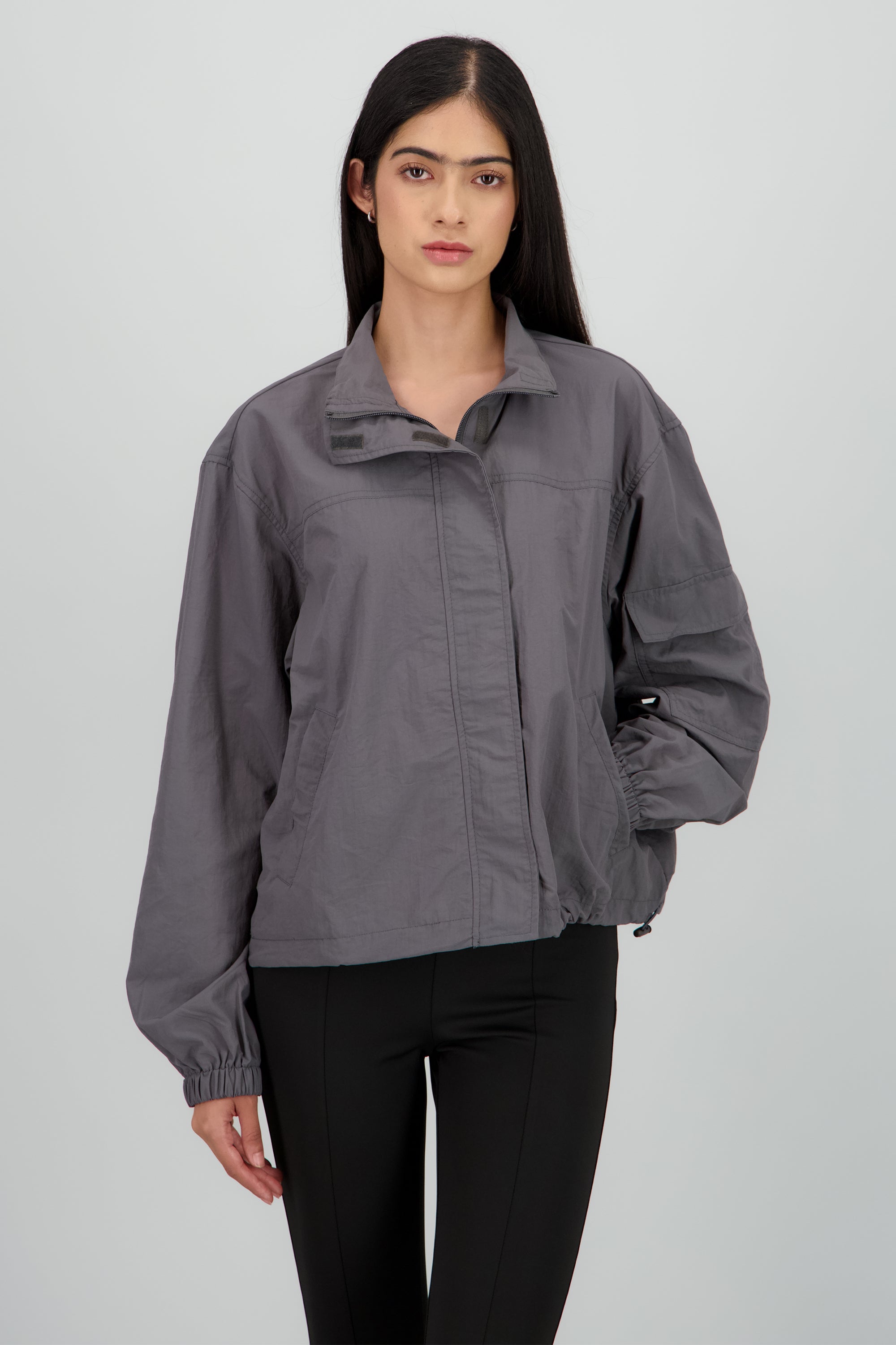 Chamarra ligera boxy GRIS OBSCURO