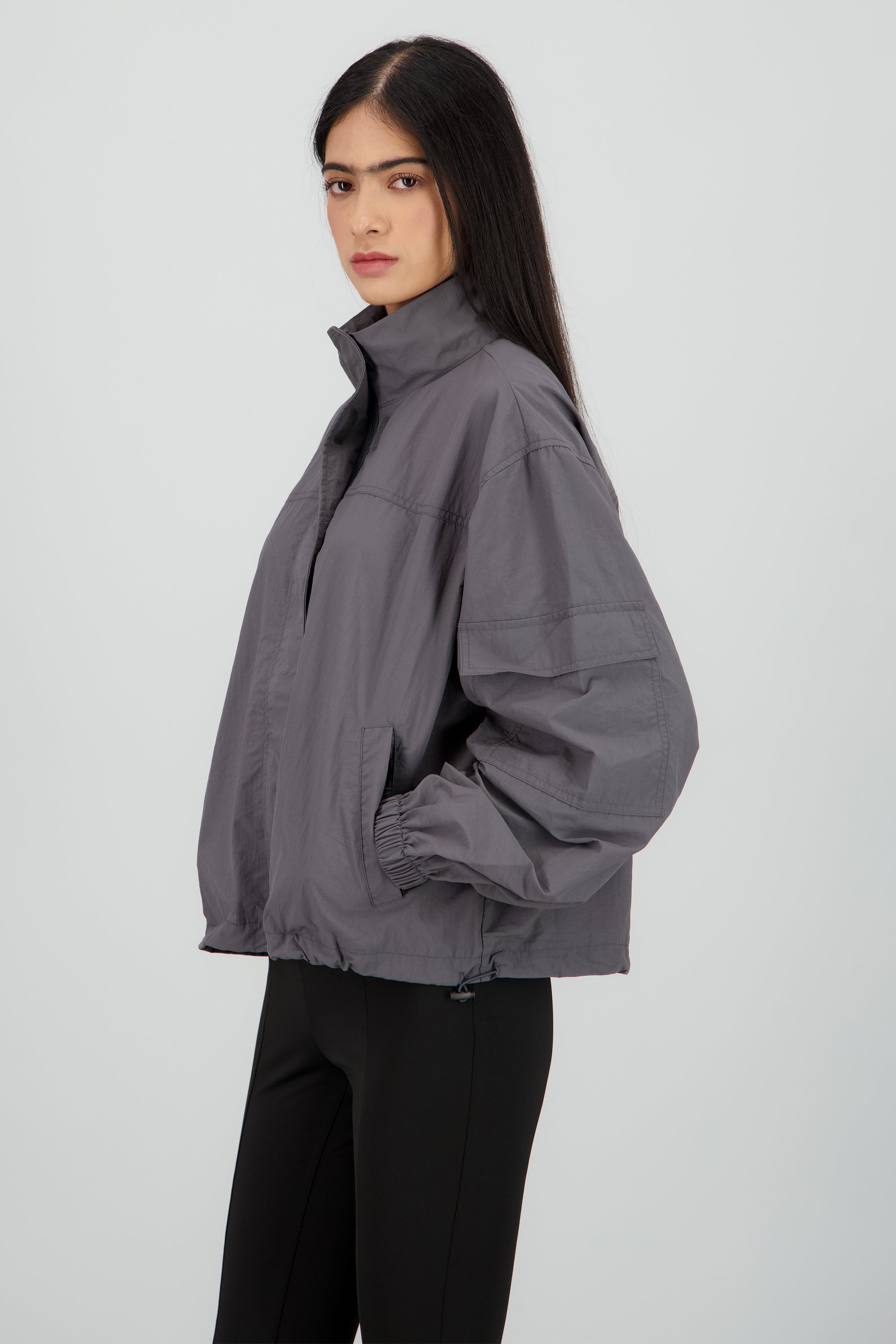 Chamarra ligera boxy GRIS OBSCURO