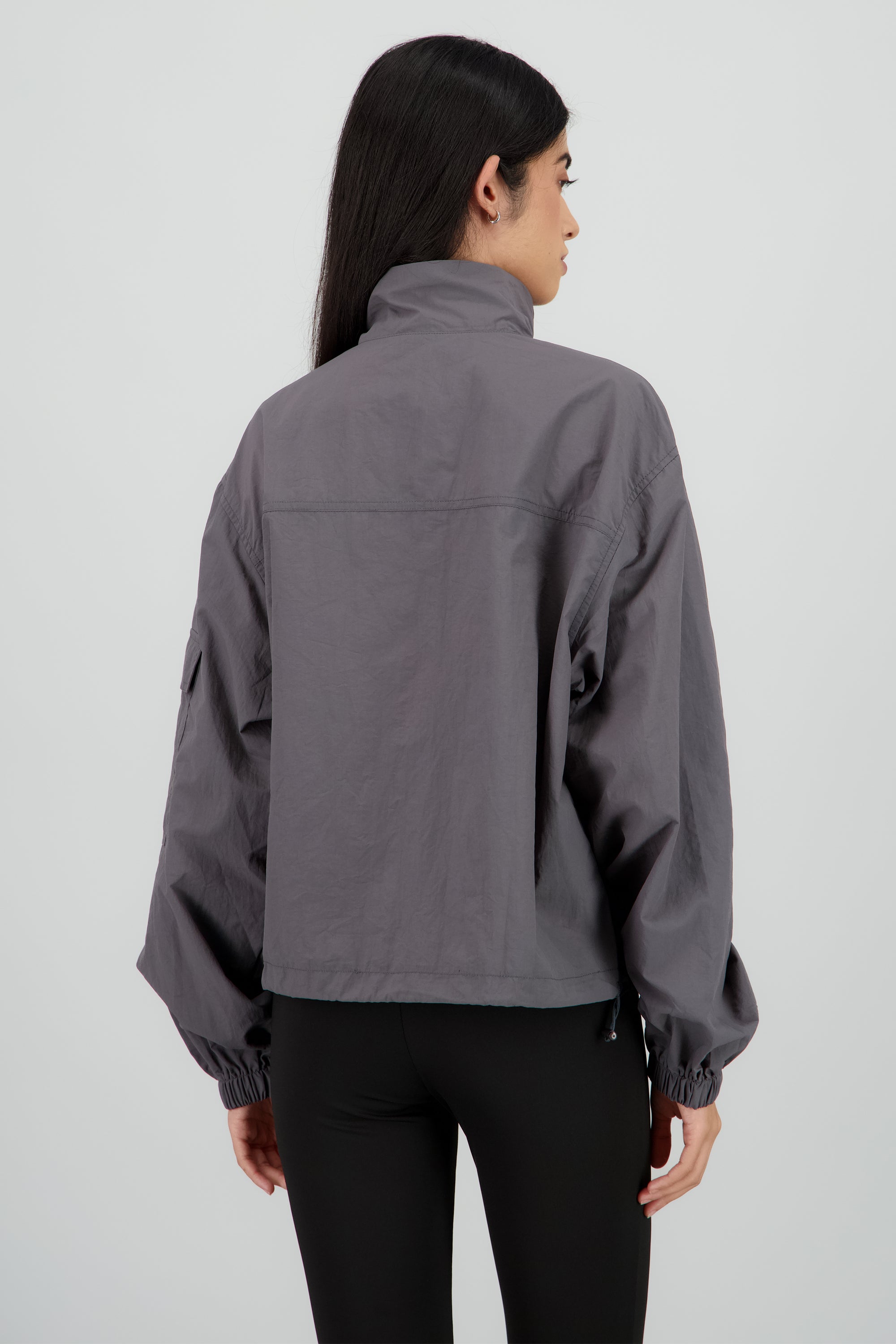 Chamarra ligera boxy GRIS OBSCURO