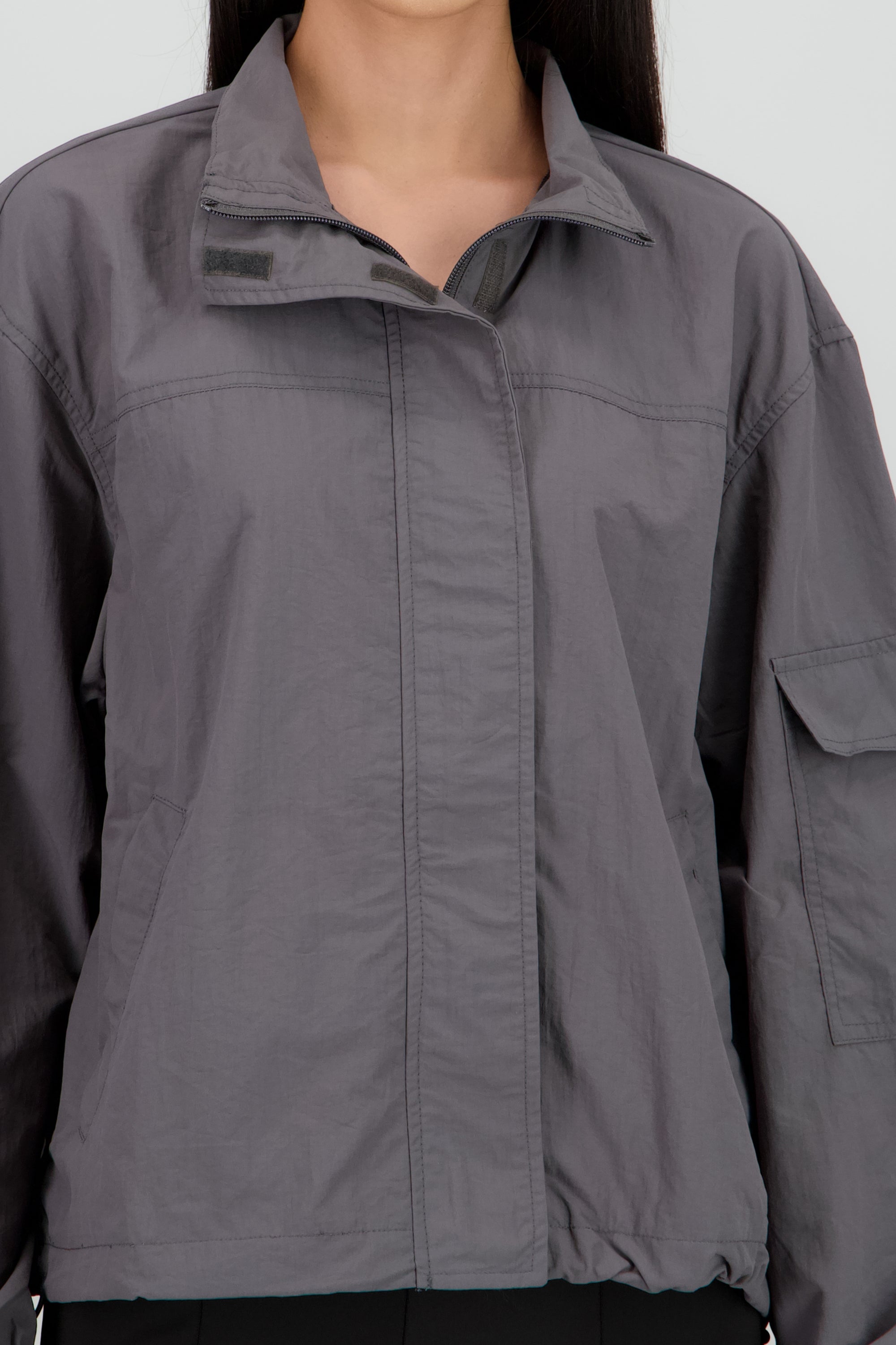 Chamarra ligera boxy GRIS OBSCURO