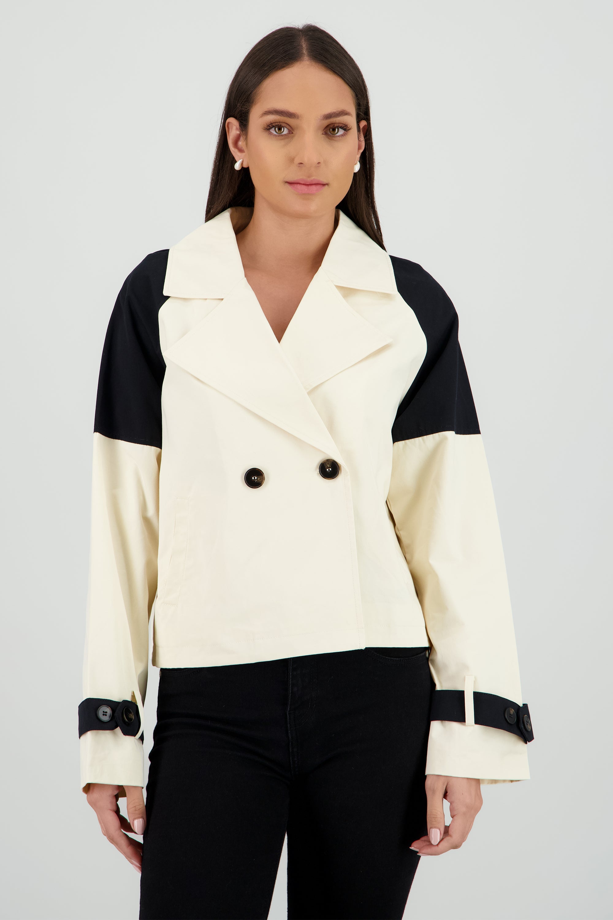 Gabardina crop detalle contraste mangas NEGRO COMBO