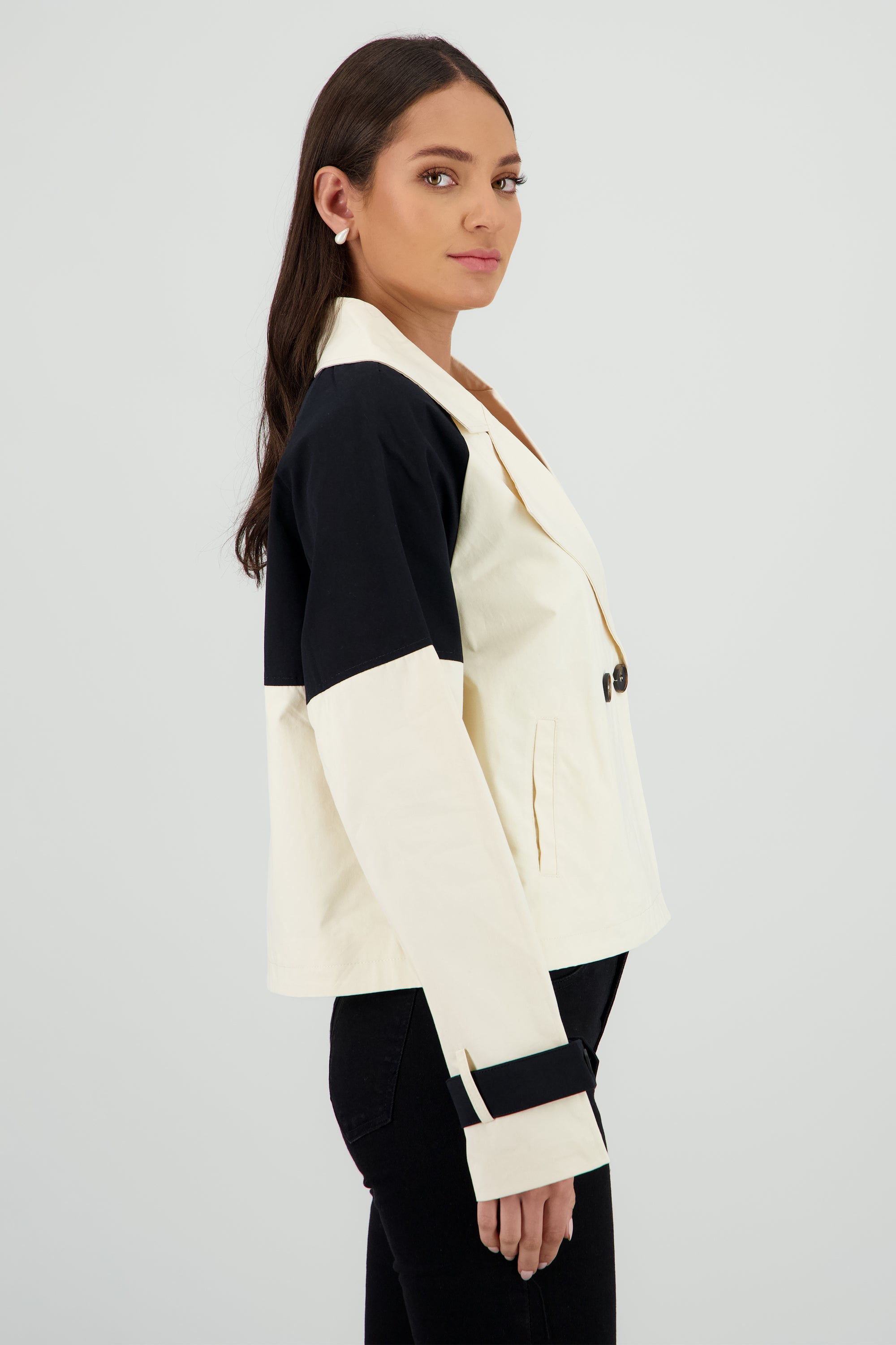 Gabardina crop detalle contraste mangas NEGRO COMBO