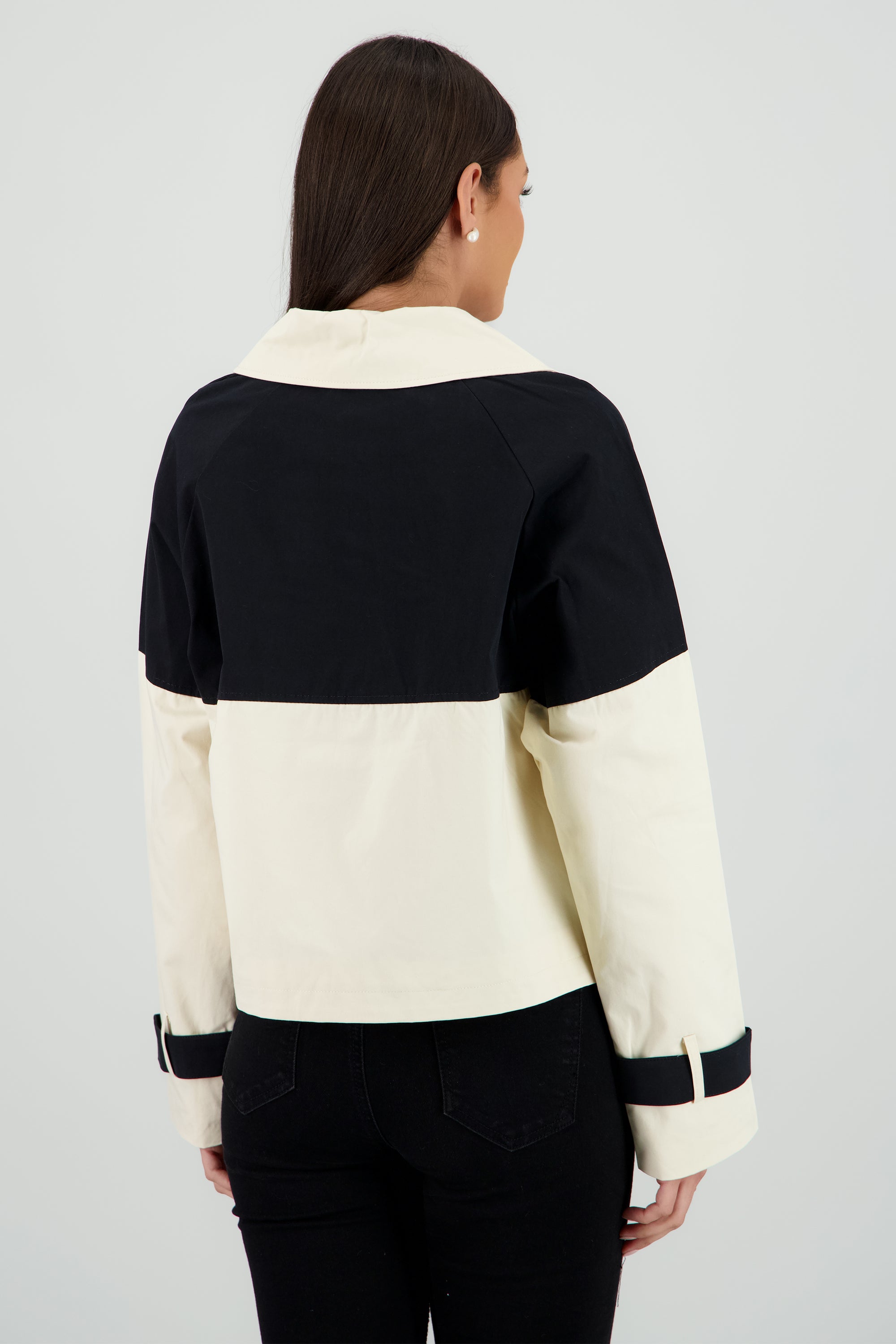 Gabardina crop detalle contraste mangas NEGRO COMBO