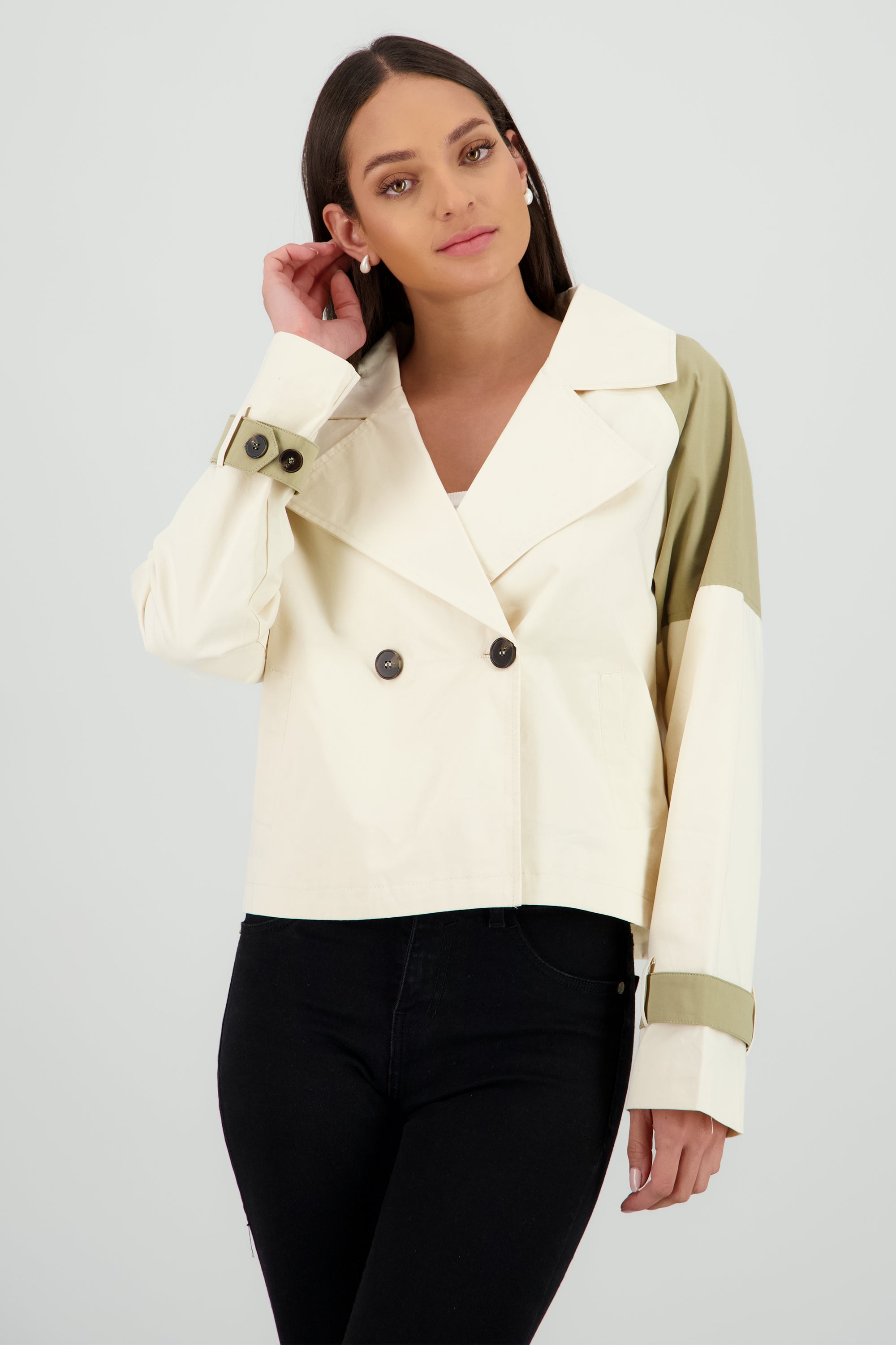 Gabardina crop detalle contraste mangas OLIVO COMBO