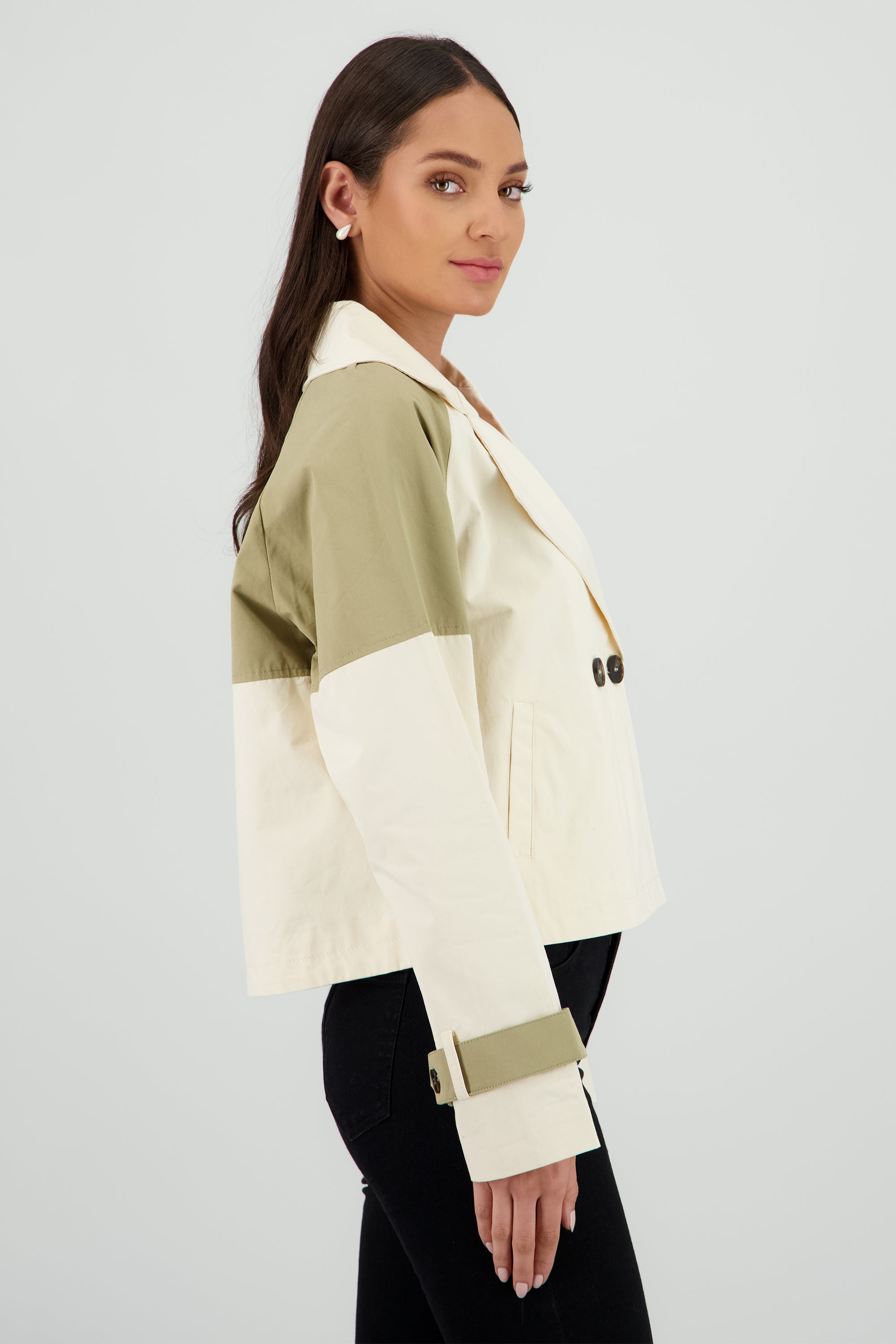 Gabardina crop detalle contraste mangas OLIVO COMBO