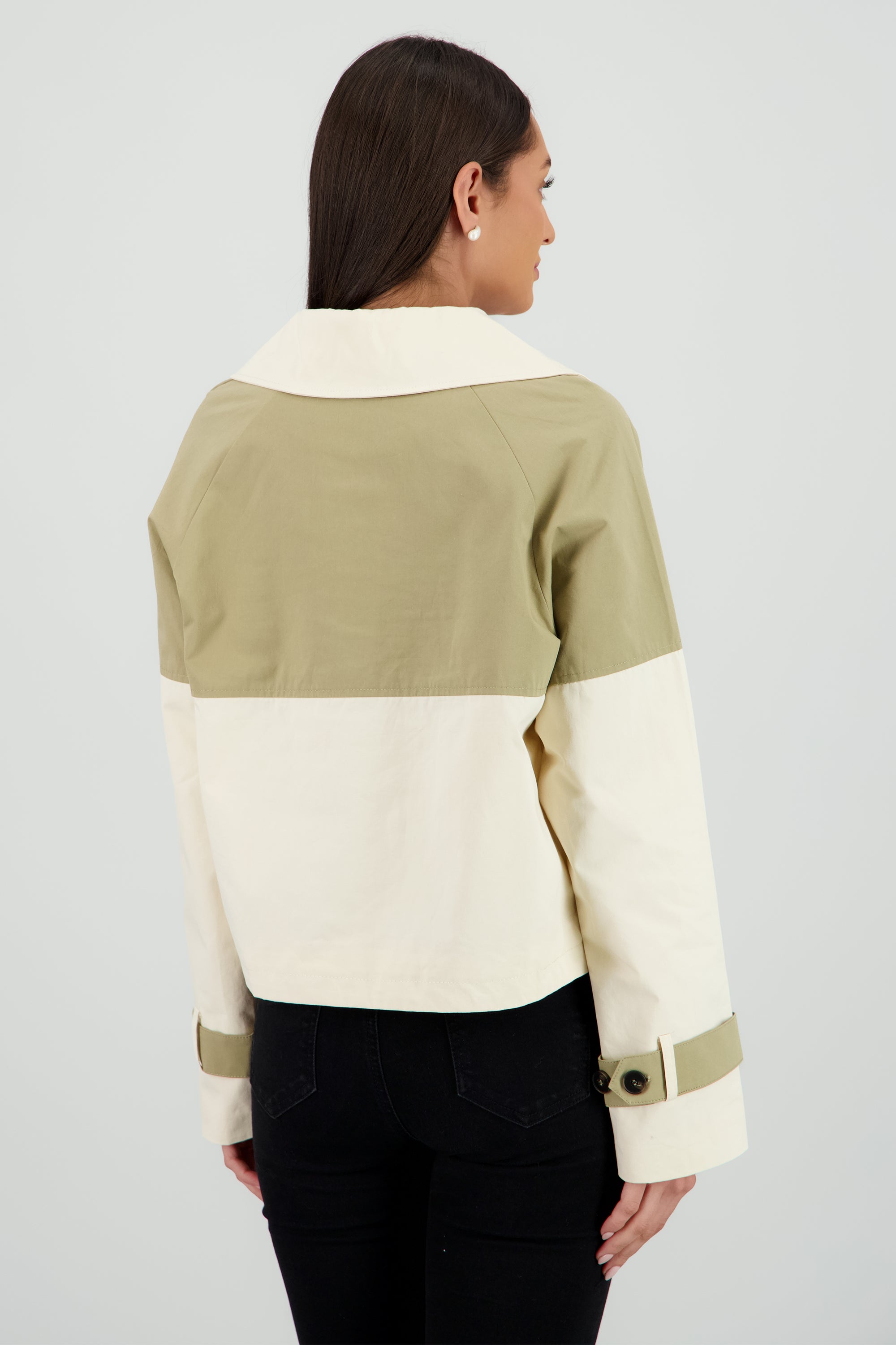 Gabardina crop detalle contraste mangas OLIVO COMBO