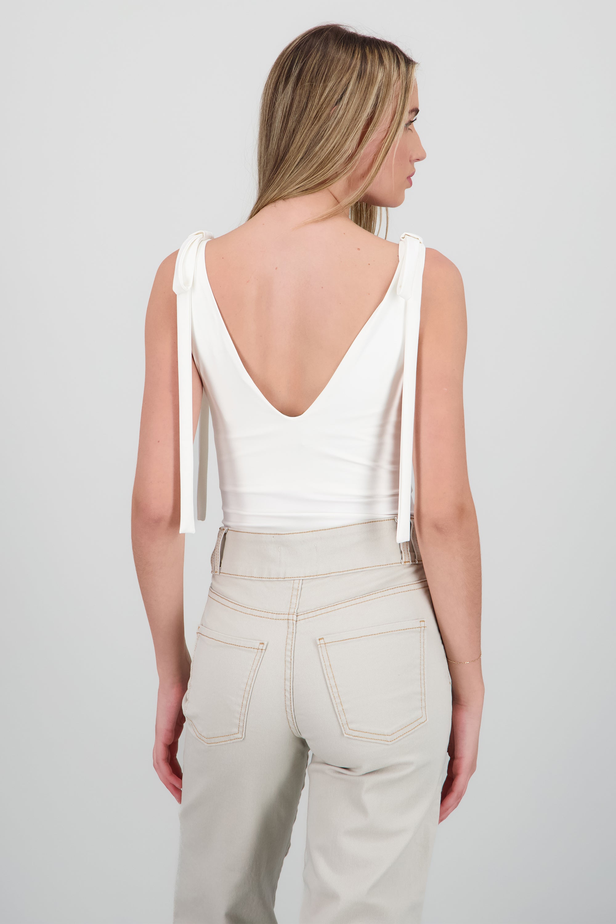 Bodysuit moños escote V HUESO