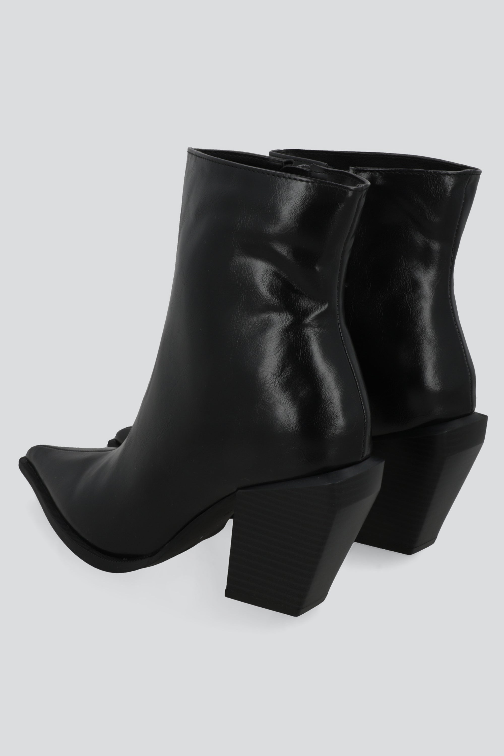 Botin pointy tacon moderno NEGRO