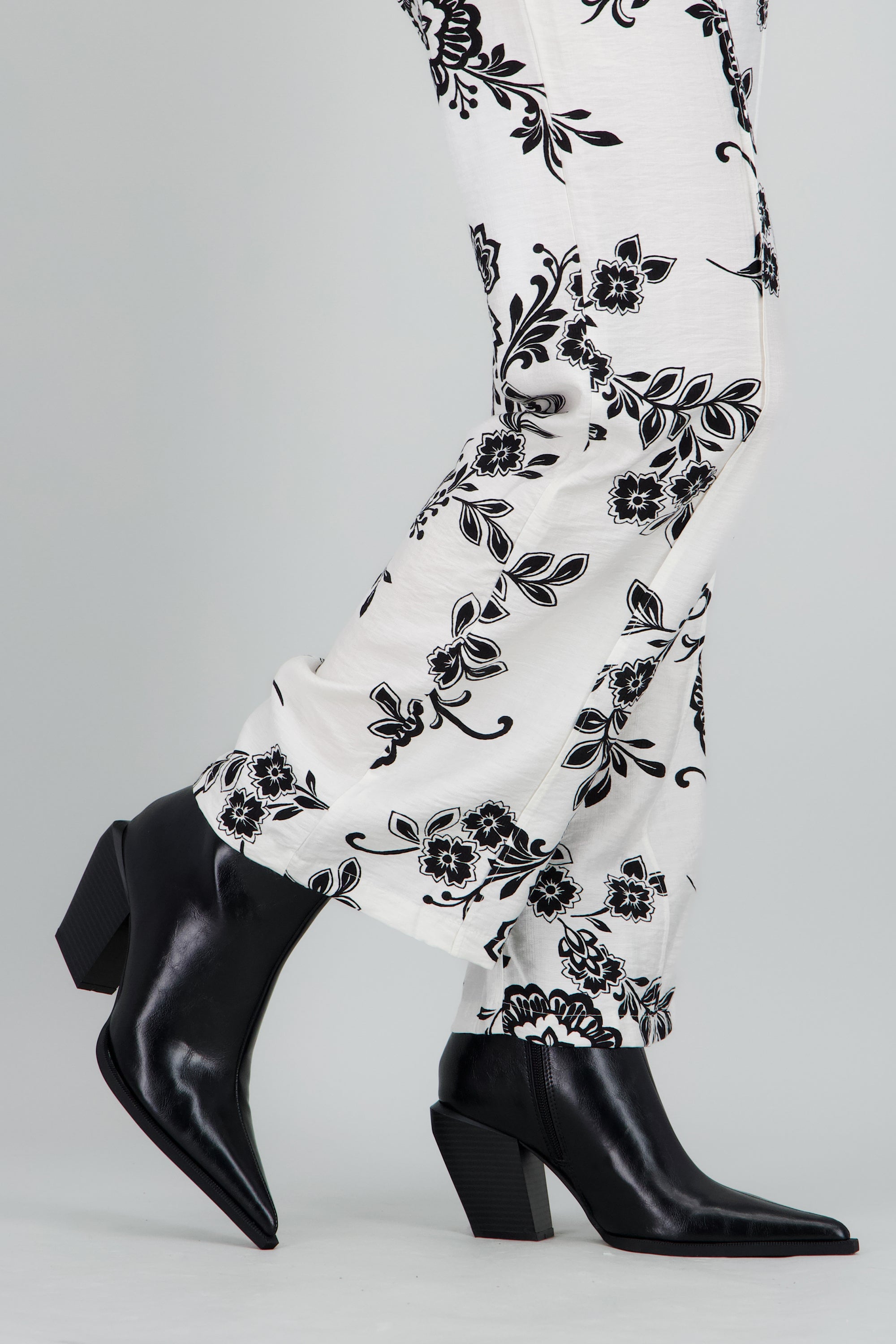 Botin pointy tacon moderno NEGRO