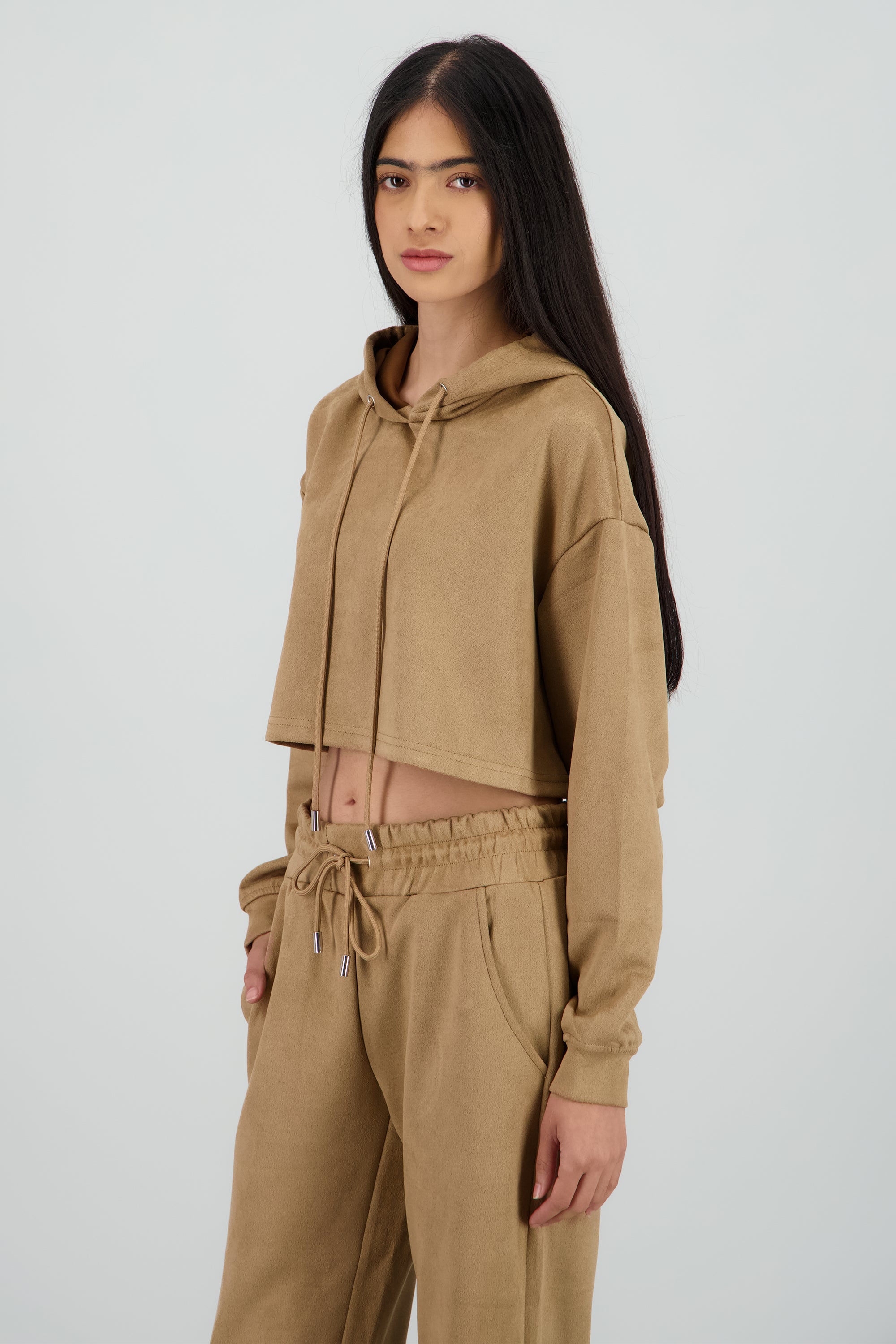 Sudadera crop detalle textura CAMELLO