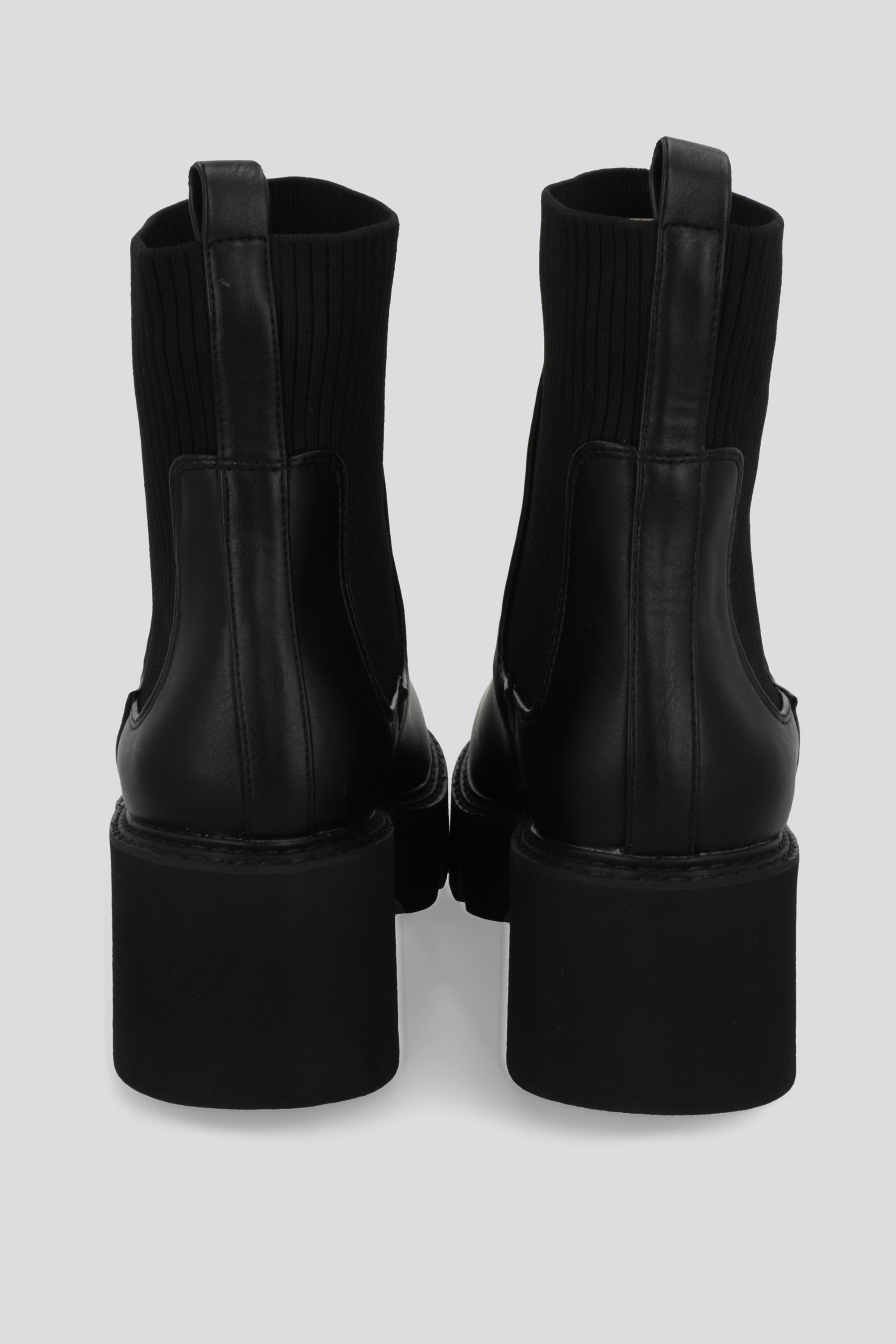 Botin chelsea suela track NEGRO