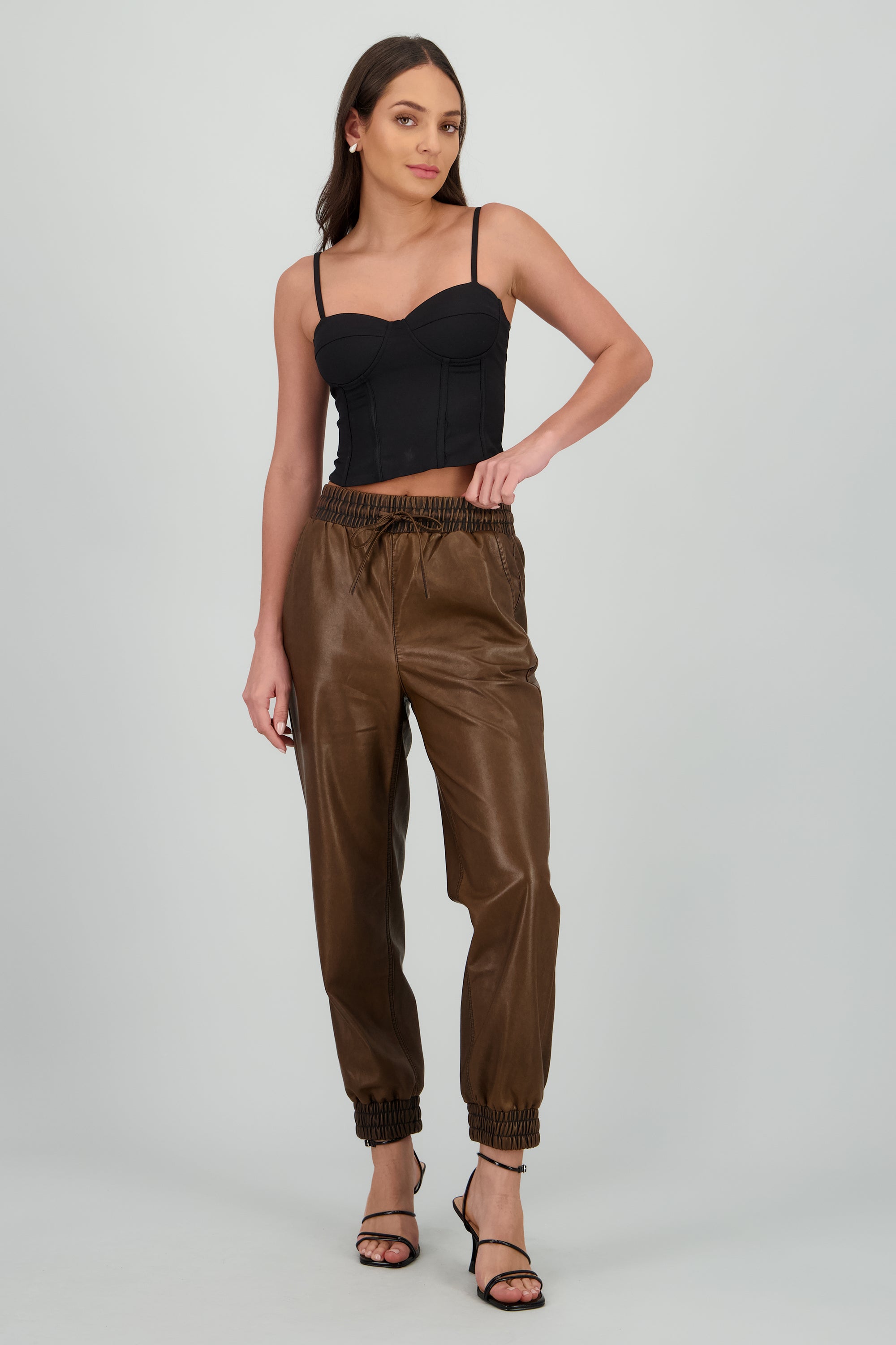 Jogger pu detalle deslavado CHOCOLATE