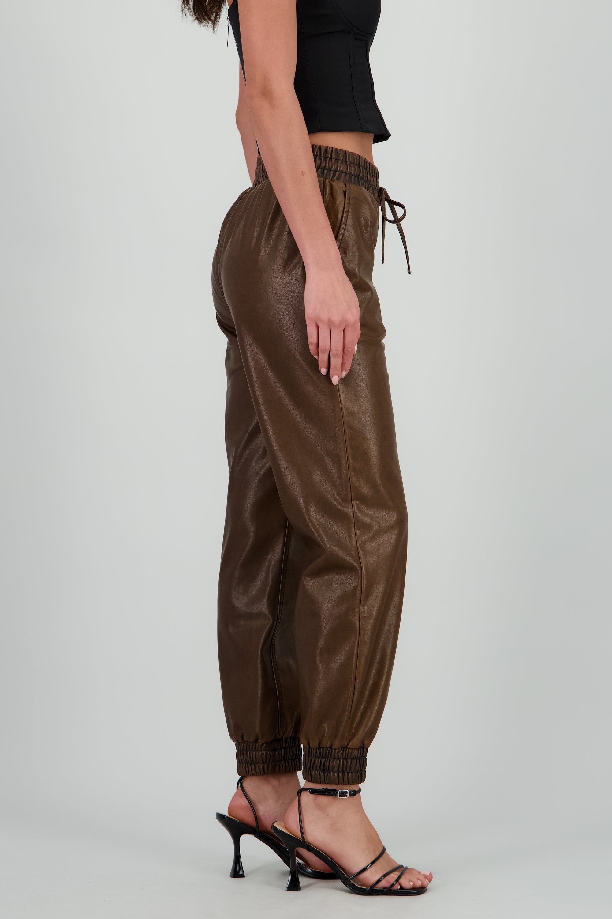 Jogger pu detalle deslavado CHOCOLATE